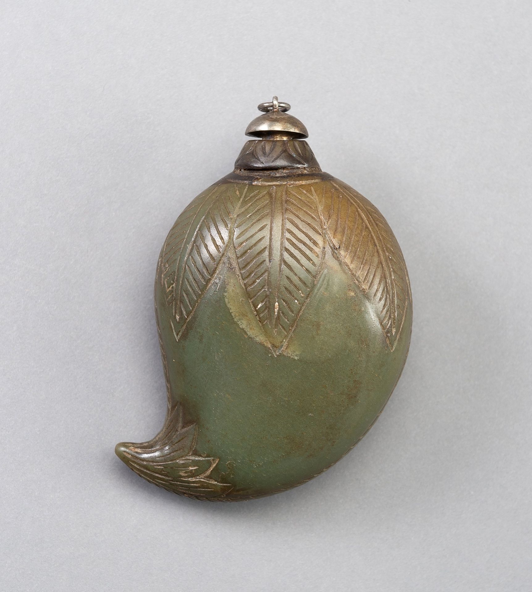 A MUGHAL-STYLE SPINACH GREEN JADE PERFUME BOTTLE