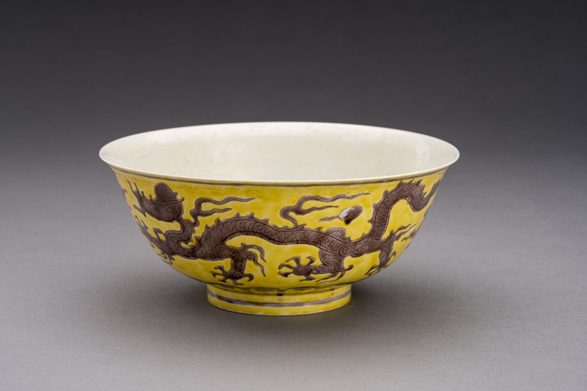 A YELLOW GROUND AUBERGINE-ENAMELED 'DRAGON' PORCELAIN BOWL - Image 2 of 9