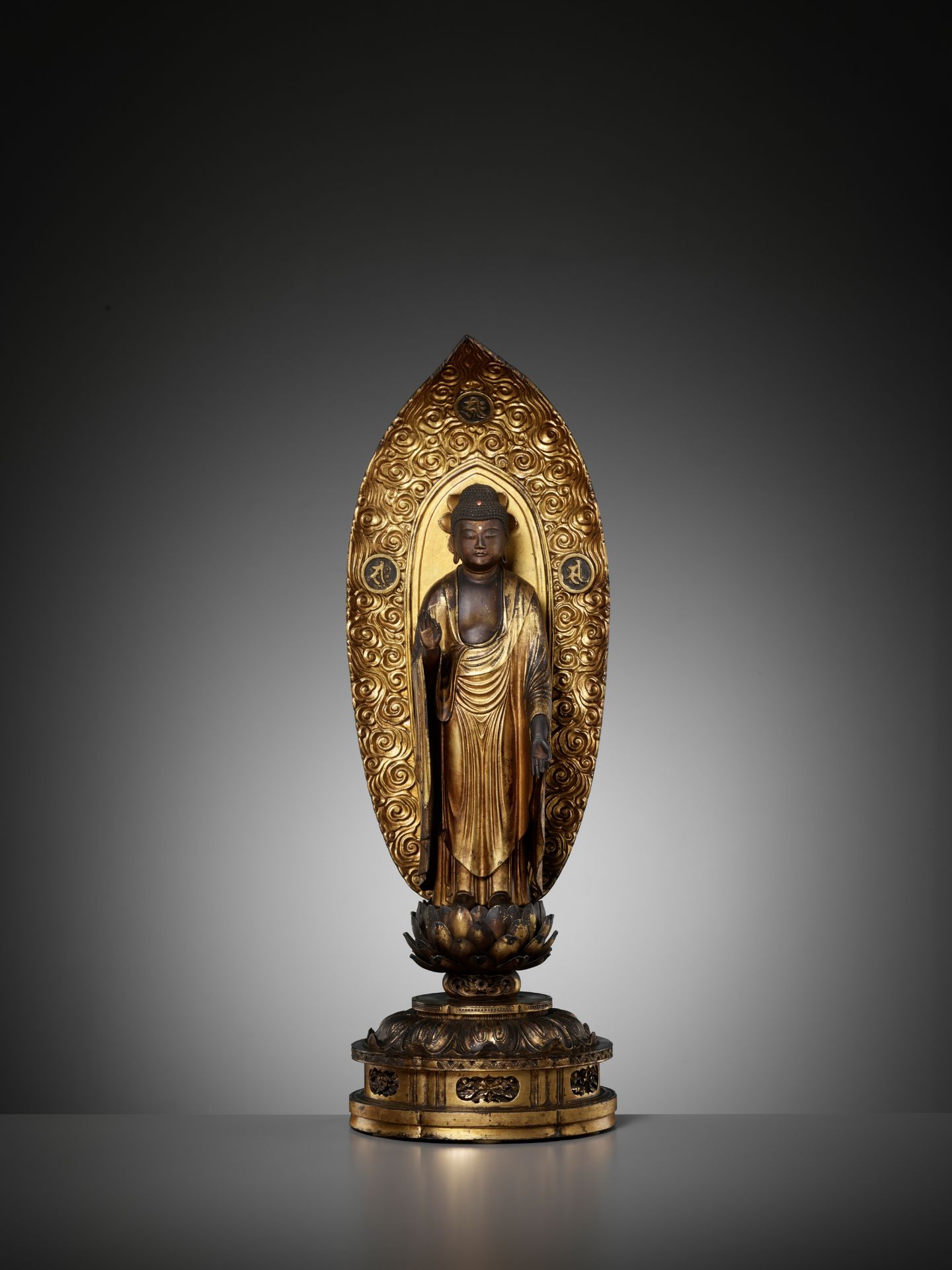 A LACQUER-GILT WOOD FIGURE OF AMIDA NYORAI, EDO - Bild 2 aus 12