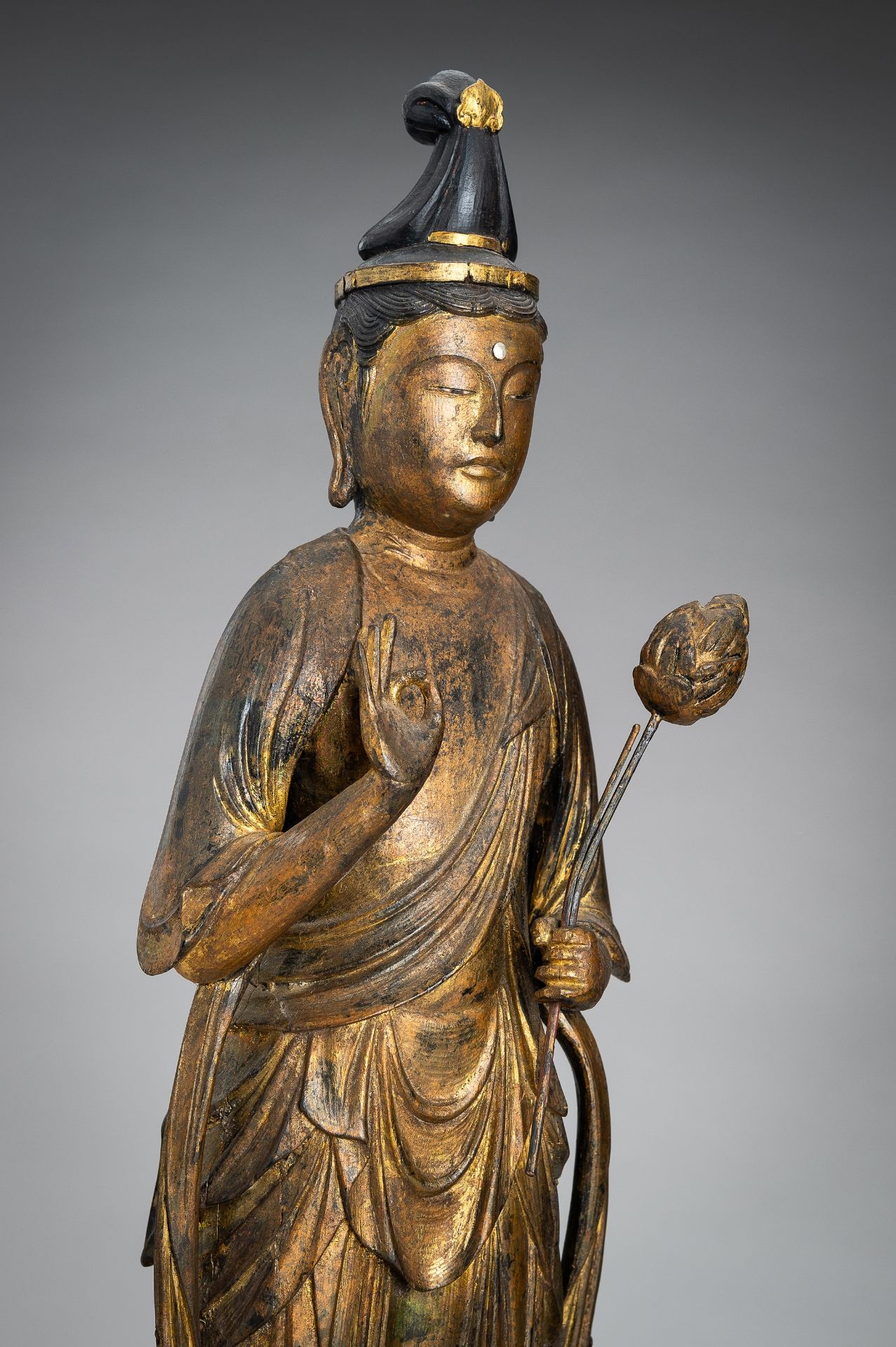 A GILT LACQUERED WOOD FIGURE OF SEISHI BOSATSU, EDO - Bild 11 aus 14