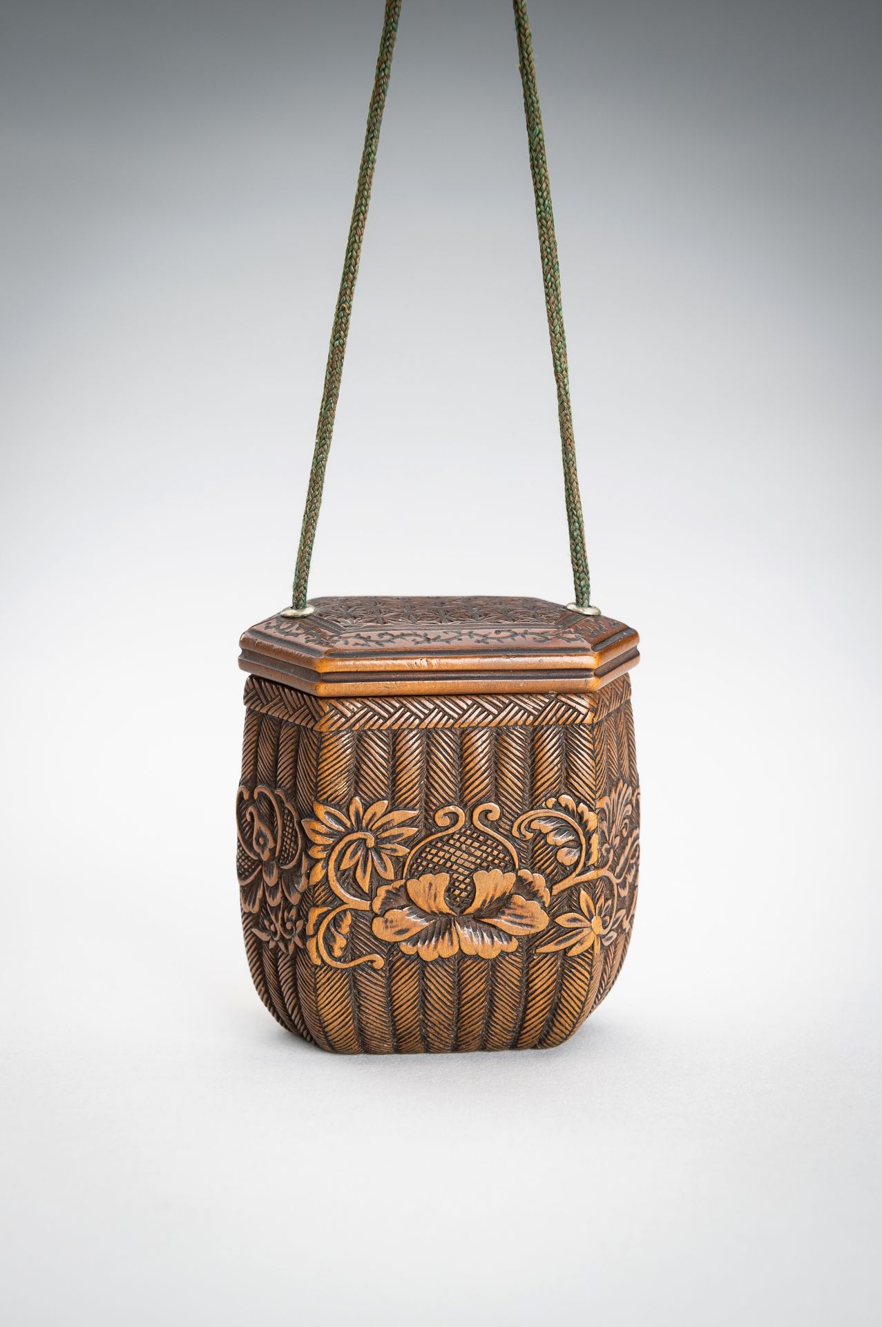 A MINIATURE BOXWOOD TONKOTSU IN SHAPE OF A WOVEN BASKET, EDO - Image 5 of 15