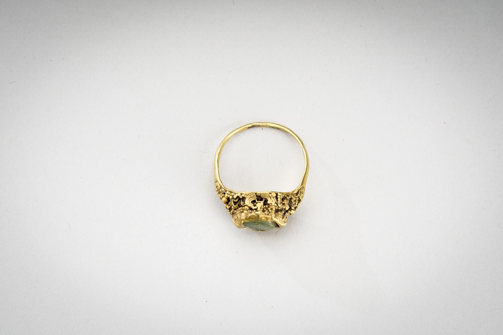 A BALINESE EMERALD-SET GOLD RING - Image 5 of 7