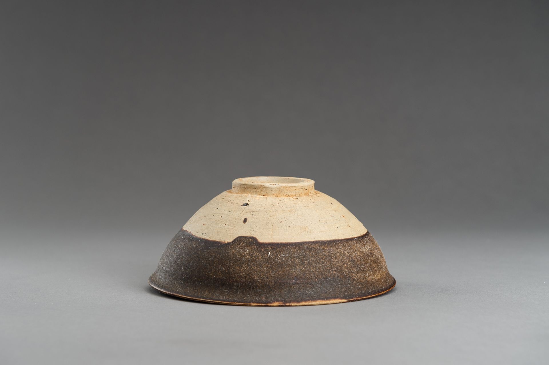 A BROWN GLAZED SONG-STYLE CERAMIC BOWL - Image 9 of 10