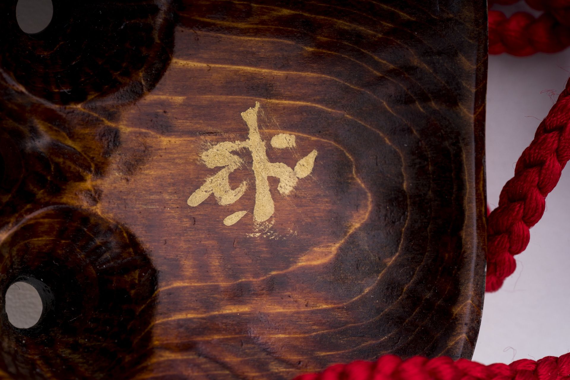 A GOLD LACQUER MINIATURE NOH MASK OF TSURIMANAKO, c. 1920s - Bild 5 aus 5