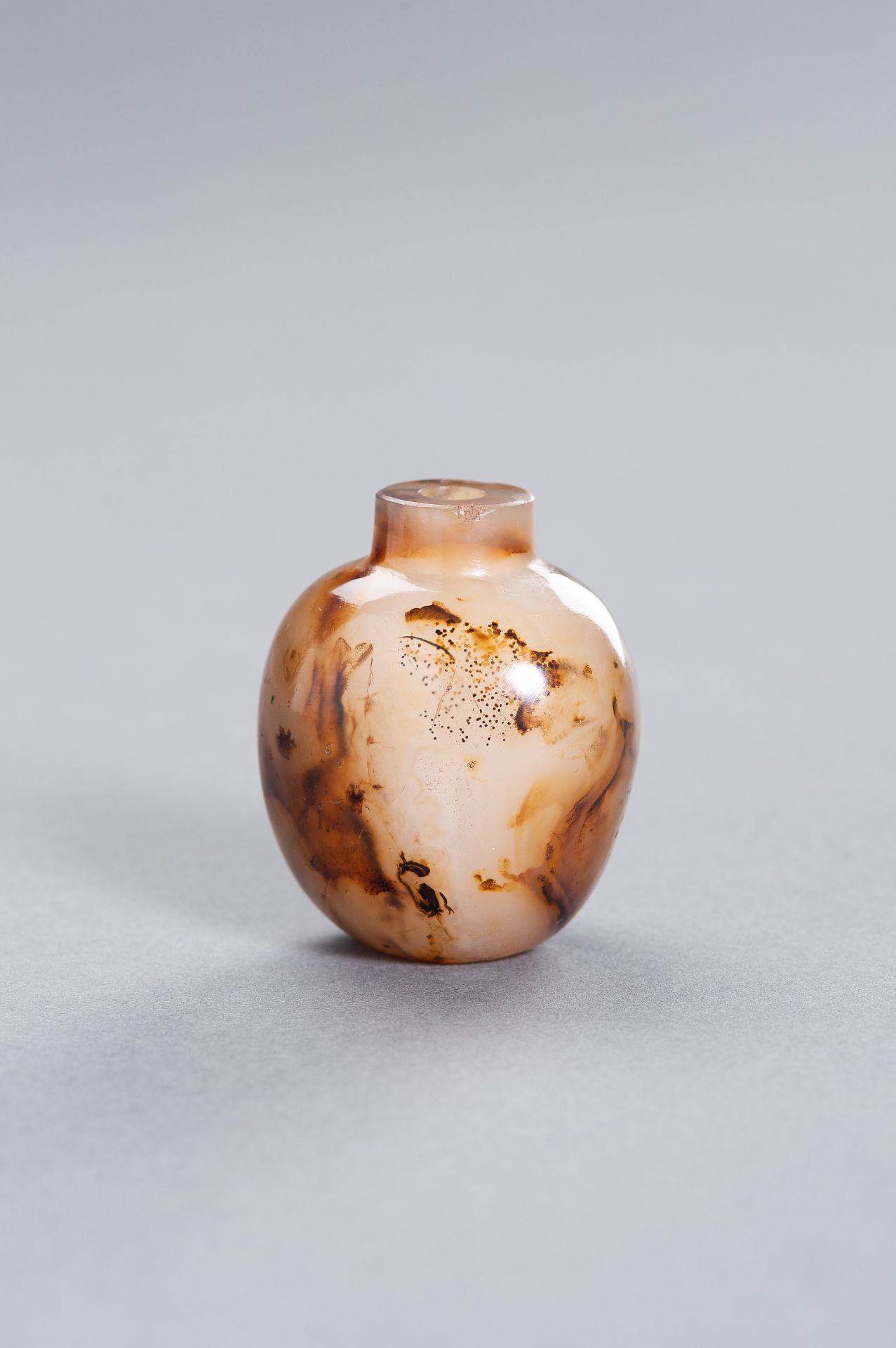 A SHADOW AGATE 'LANDSCAPE' SNUFF BOTTLE, QING DYNASTY - Image 3 of 9