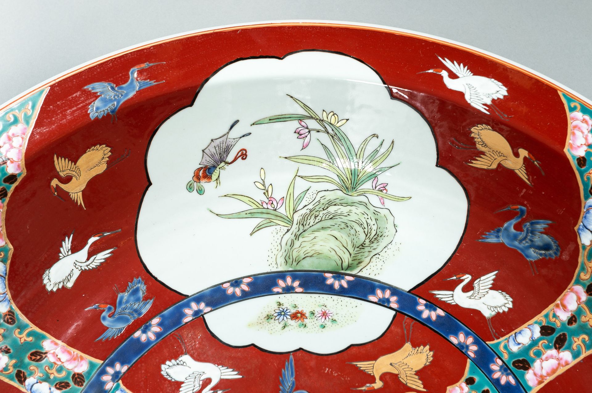 A MASSIVE ENAMELED IMARI PORCELAIN CHARGER, MEIJI - Image 3 of 10