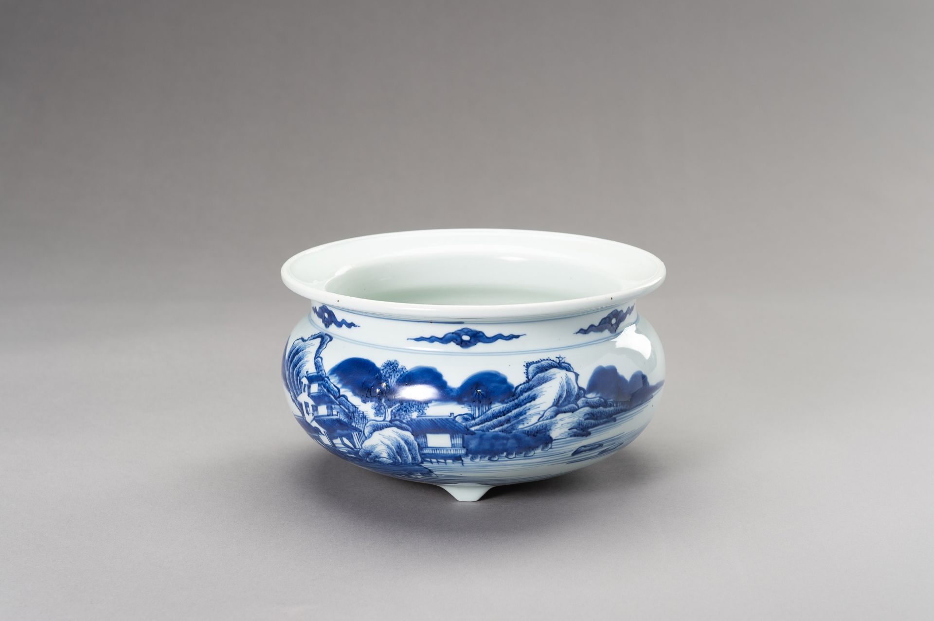 A LARGE BLUE AND WHITE TRIPOD CENSER, QING DYNASTY - Bild 13 aus 13