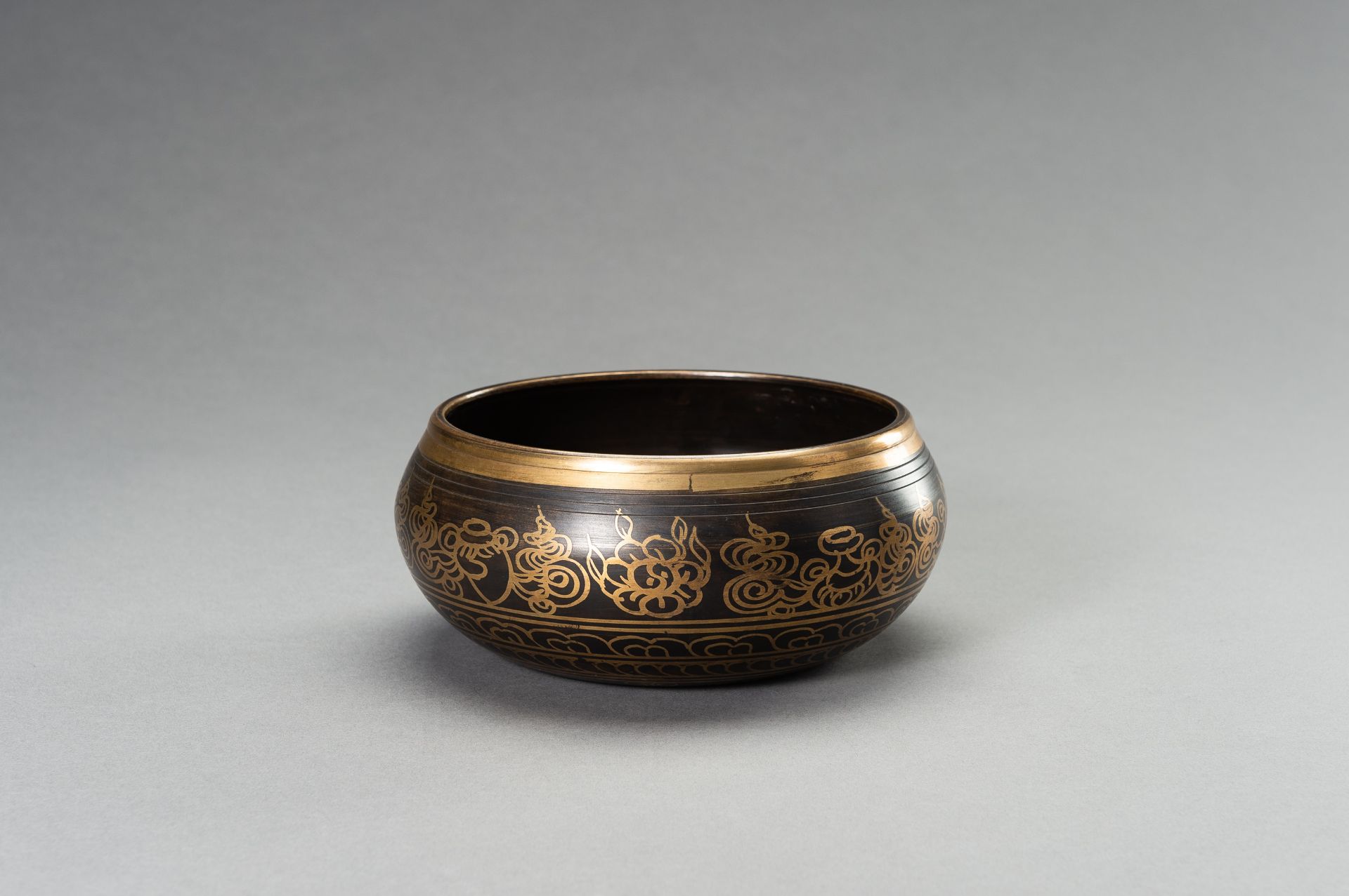 A PARCEL GILT BRONZE SINGING BOWL - Image 9 of 12