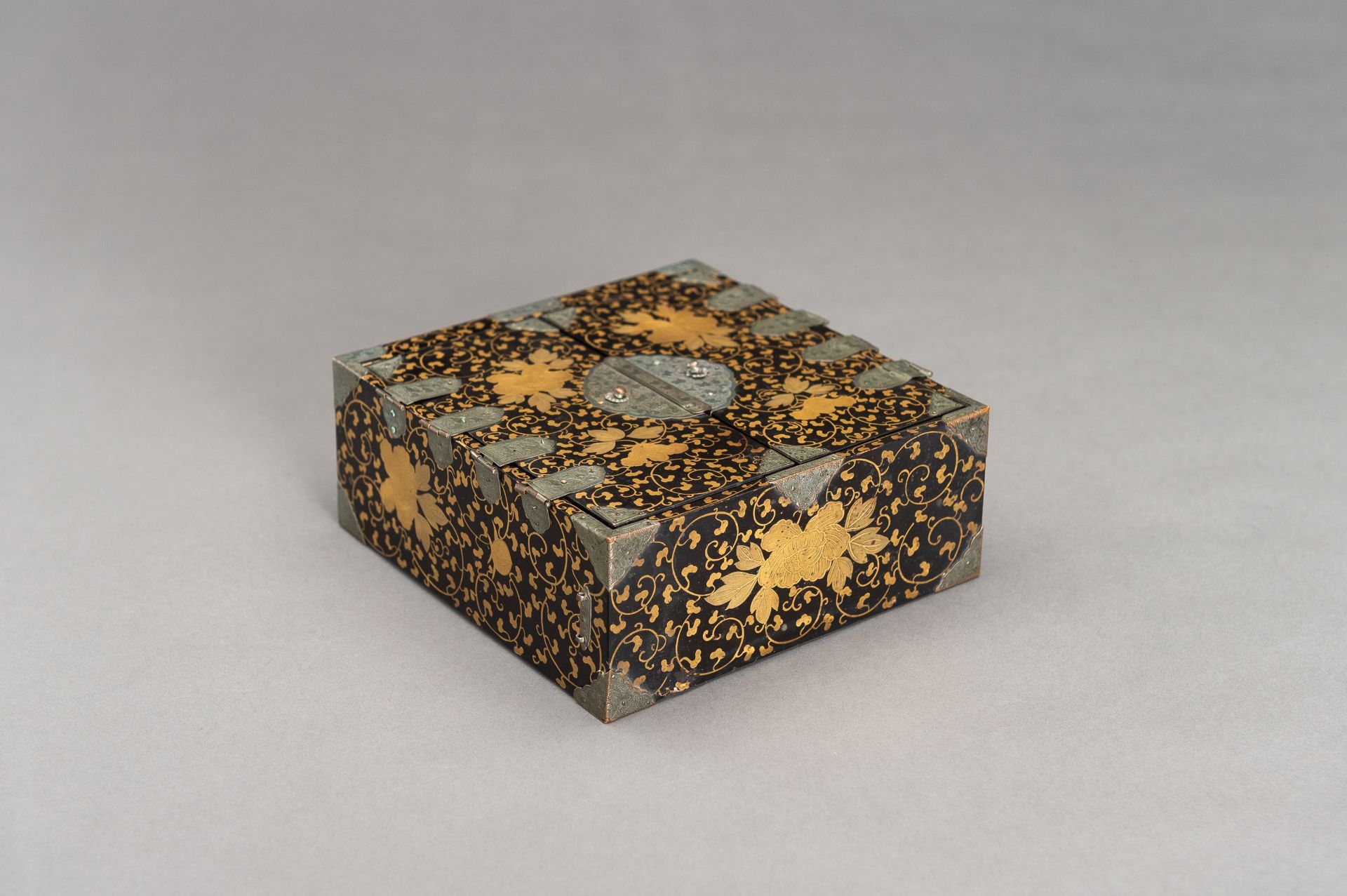A BLACK AND GOLD LACQUER MINIATURE CABINET - Image 18 of 19