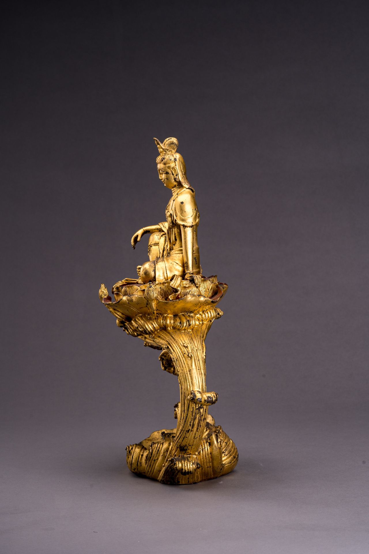 AN UNUSUAL GILT BRONZE FIGURE OF GUANYIN - Image 5 of 9