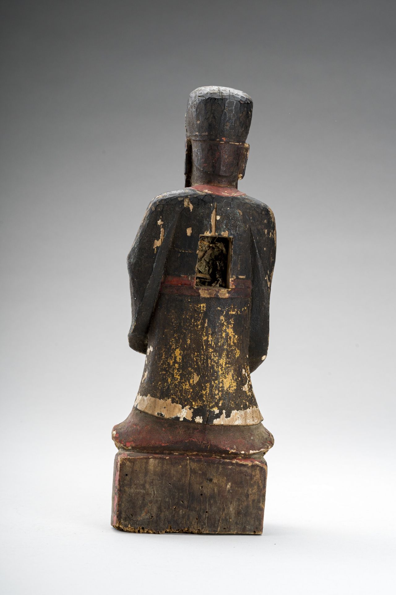 A LACQUERED WOOD FIGURE OF A DIGNITARY, EARLY QING - Image 6 of 7