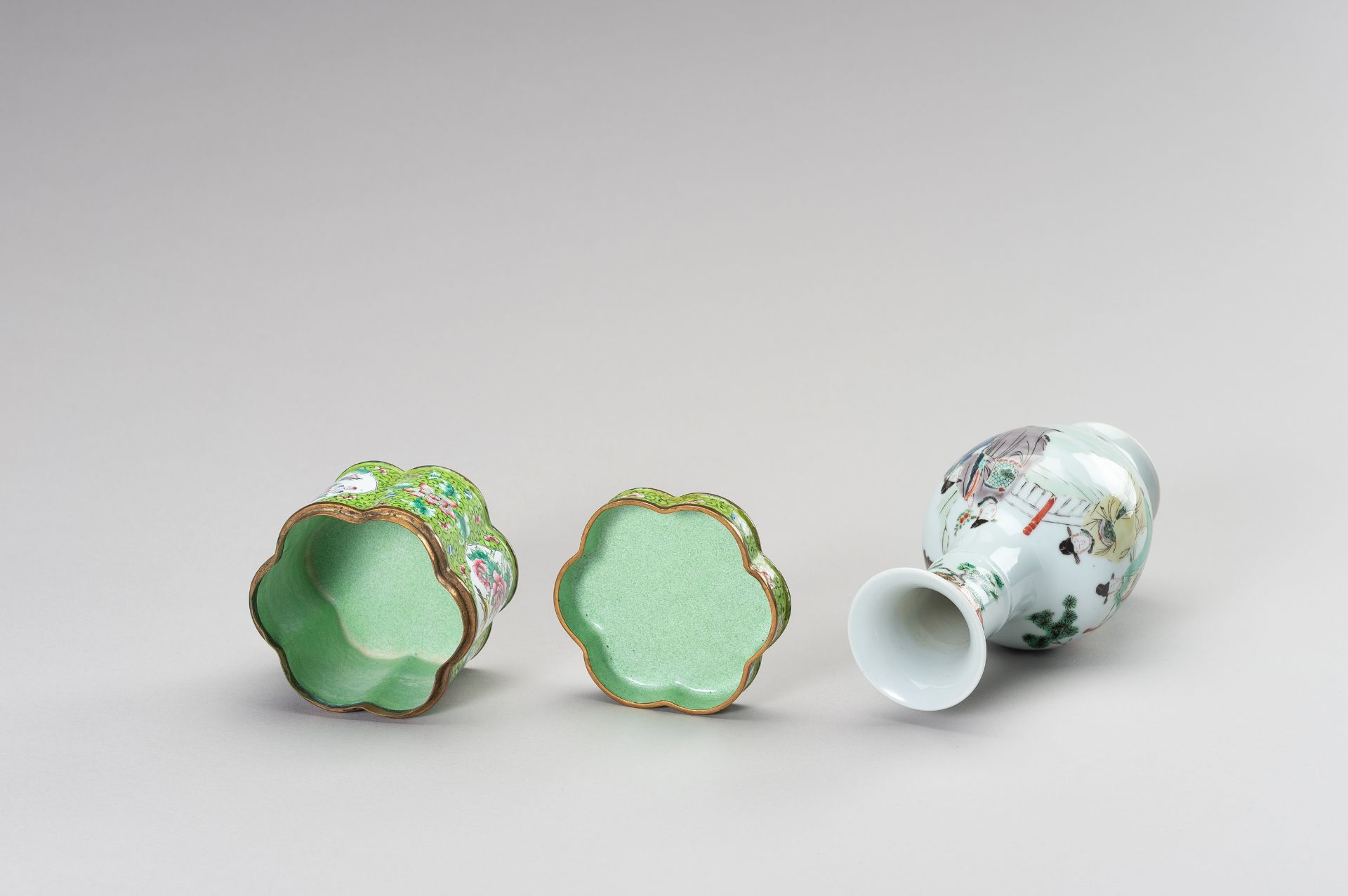 A LOBED ENAMEL BOX AND A FAMILLE VERTE VASE - Image 9 of 12