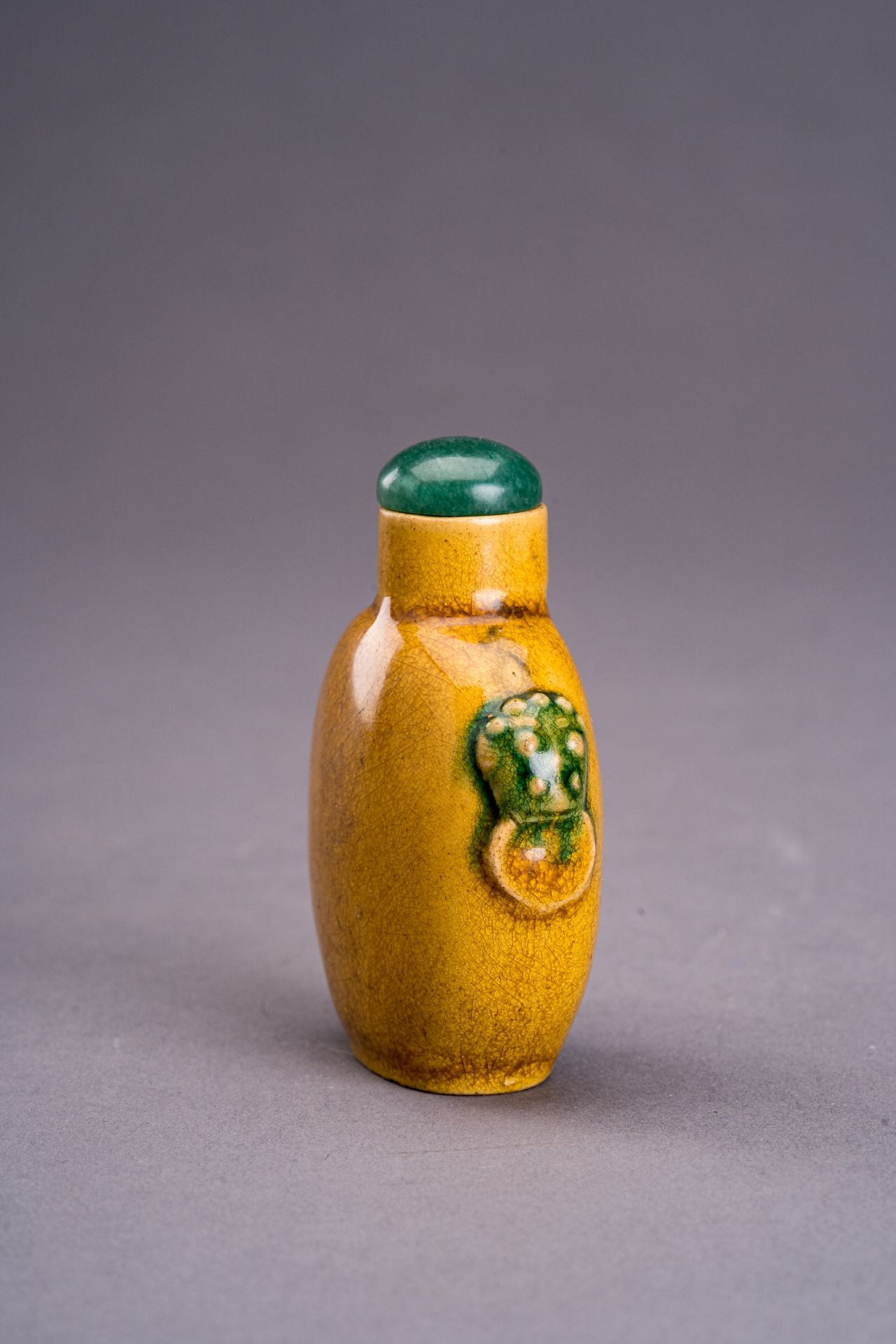 A YELLOW GLAZED CERAMIC SNUFF BOTTLE, c. 1920s - Image 4 of 6