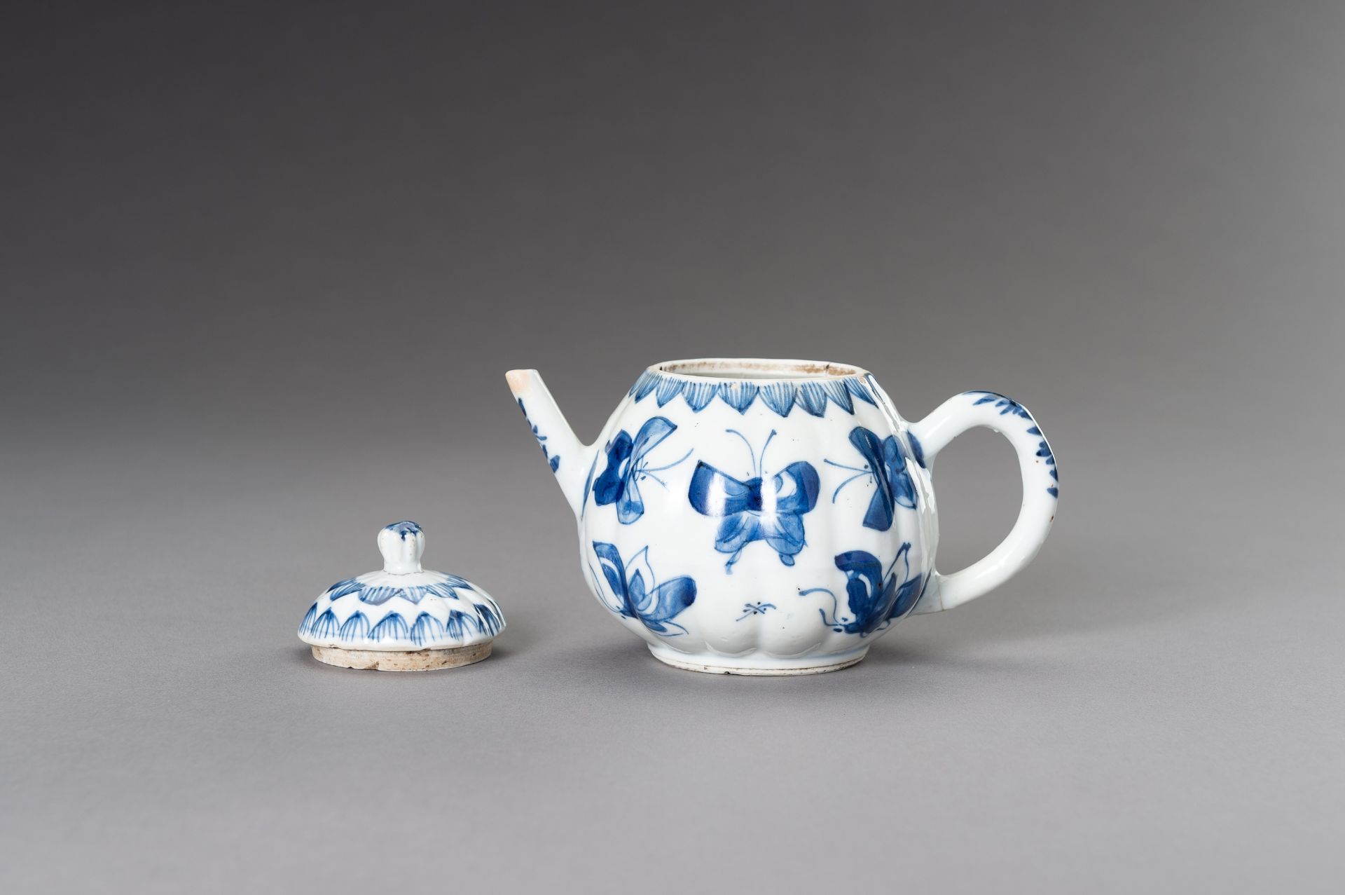 A BLUE AND WHITE 'BUTTERFLIES' TEAPOT, QING - Image 2 of 9