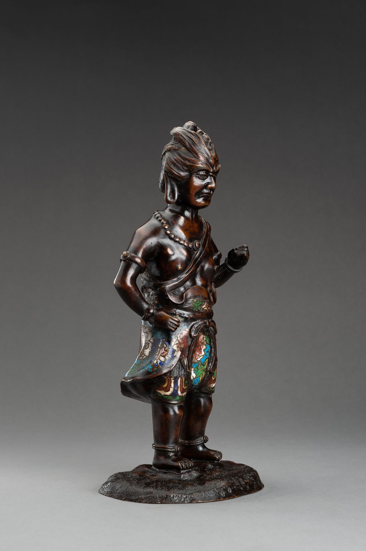 A CHAMPLEVE BRONZE FIGURE OF A GUARDIAN, c. 1920s - Bild 3 aus 9