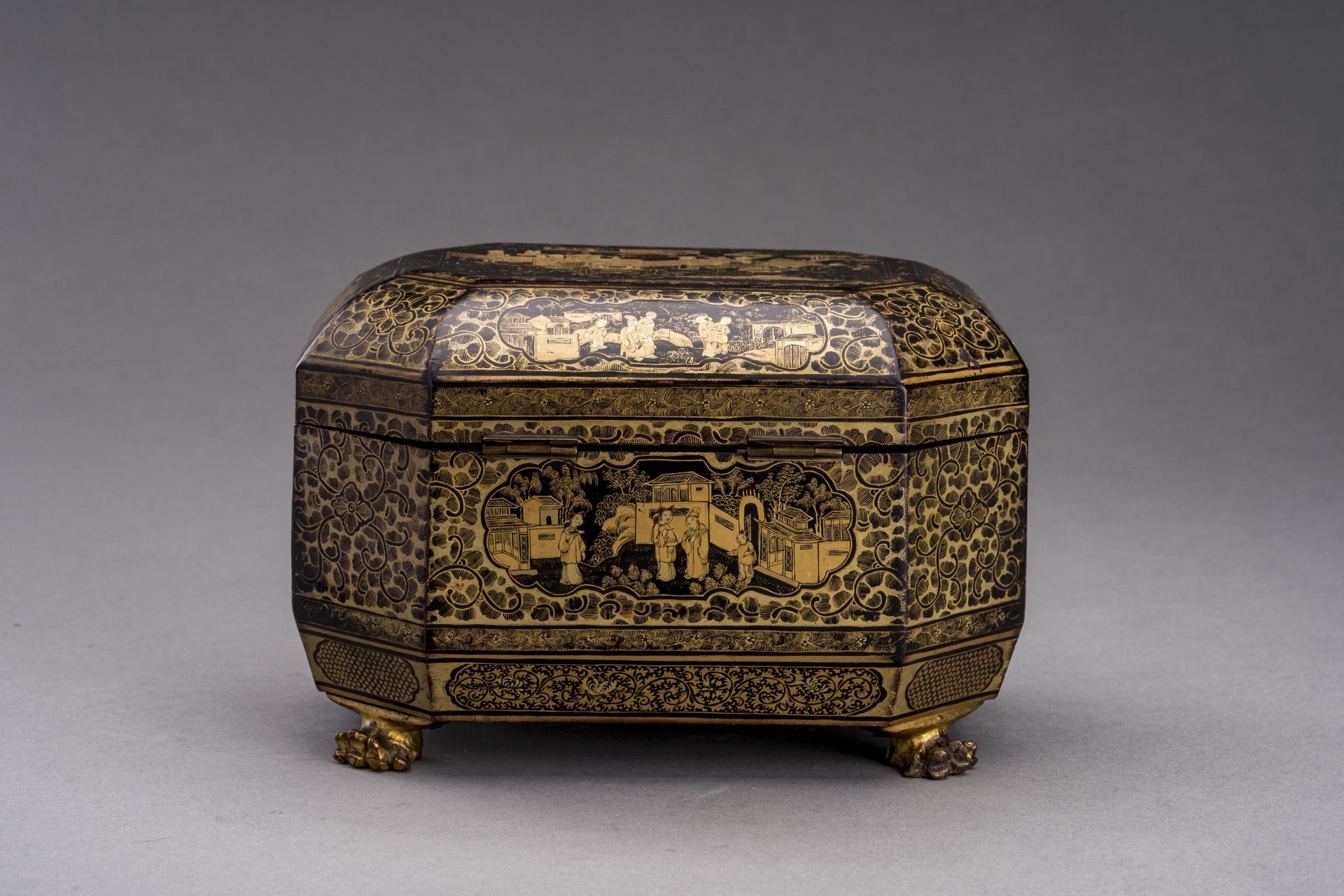 AN OCTAGONAL EXPORT LAQUER BOX WITH FIGURAL SCENES - Image 5 of 11