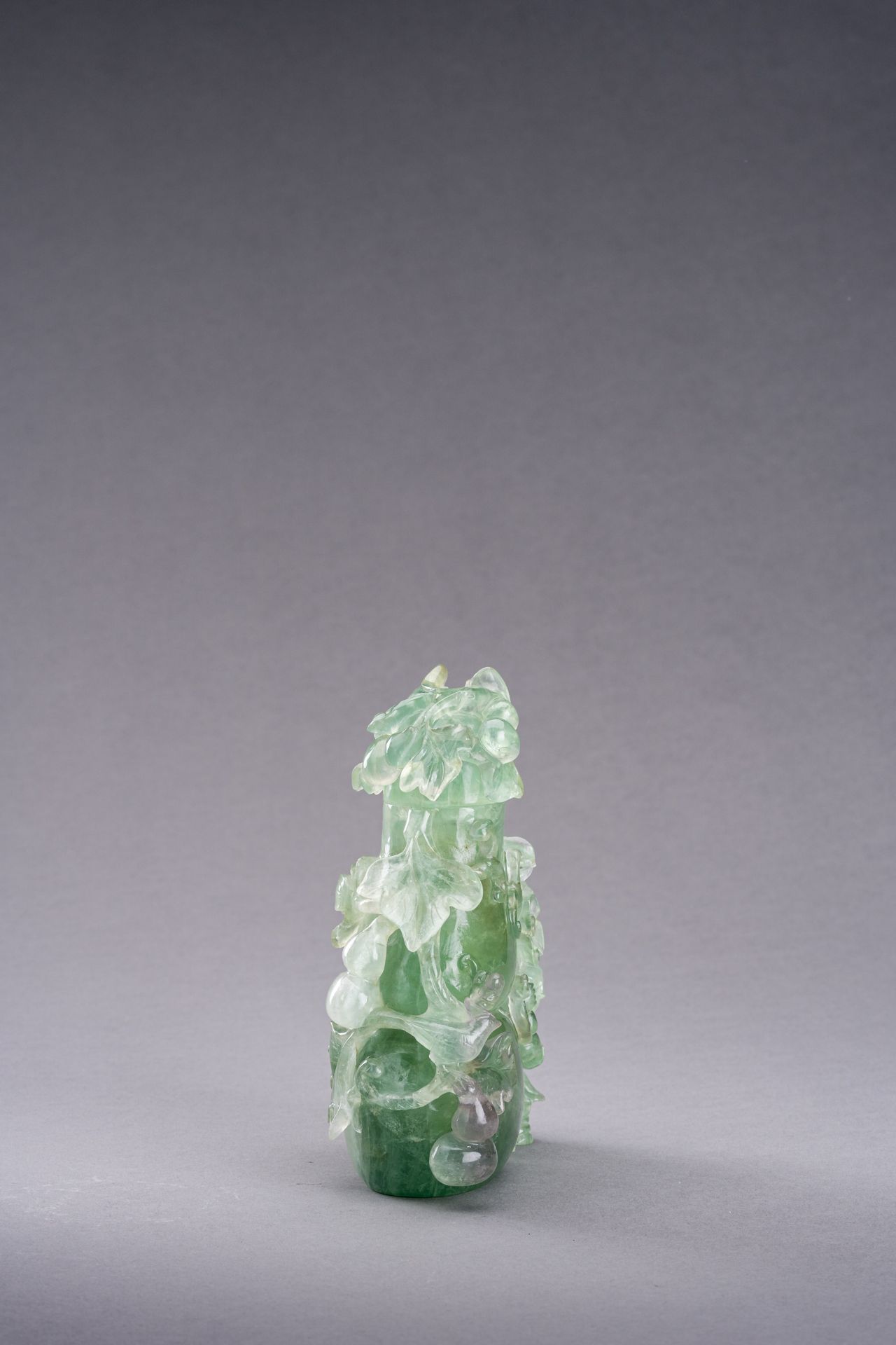 A GREEN FLUORITE 'DOUBLE GOURD AND BOY' VASE - Bild 6 aus 10