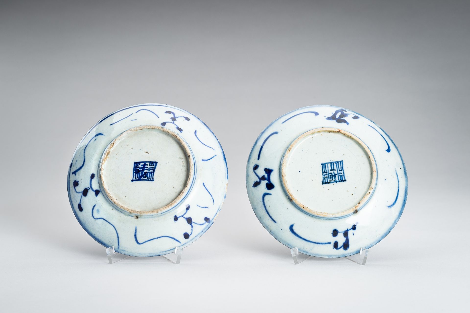 A LOT WITH THREE BLUE AND WHITE PORCELAIN DISHES, EDO - Image 17 of 17