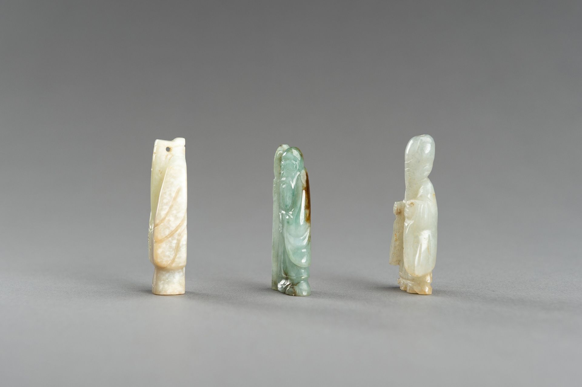 A LOT WITH THREE JADE & HARDSTONE FIGURAL PENDANTS - Image 7 of 9