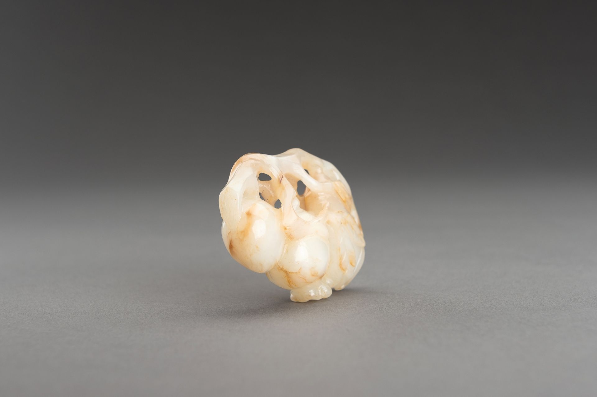 A WHITE AND RUSSET JADE 'THREE AUSPICIOUS FRUITS' PENDANT - Bild 4 aus 12