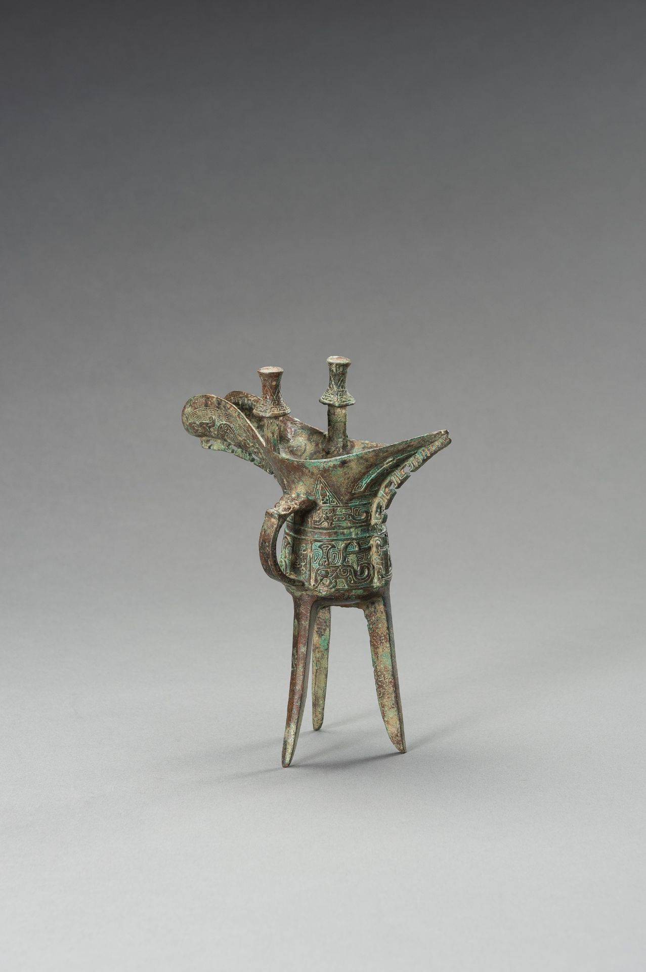 AN ARCHAISTIC SHANG-STYLE BRONZE RITUAL TRIPOD WINE VESSEL, JUE - Image 6 of 9