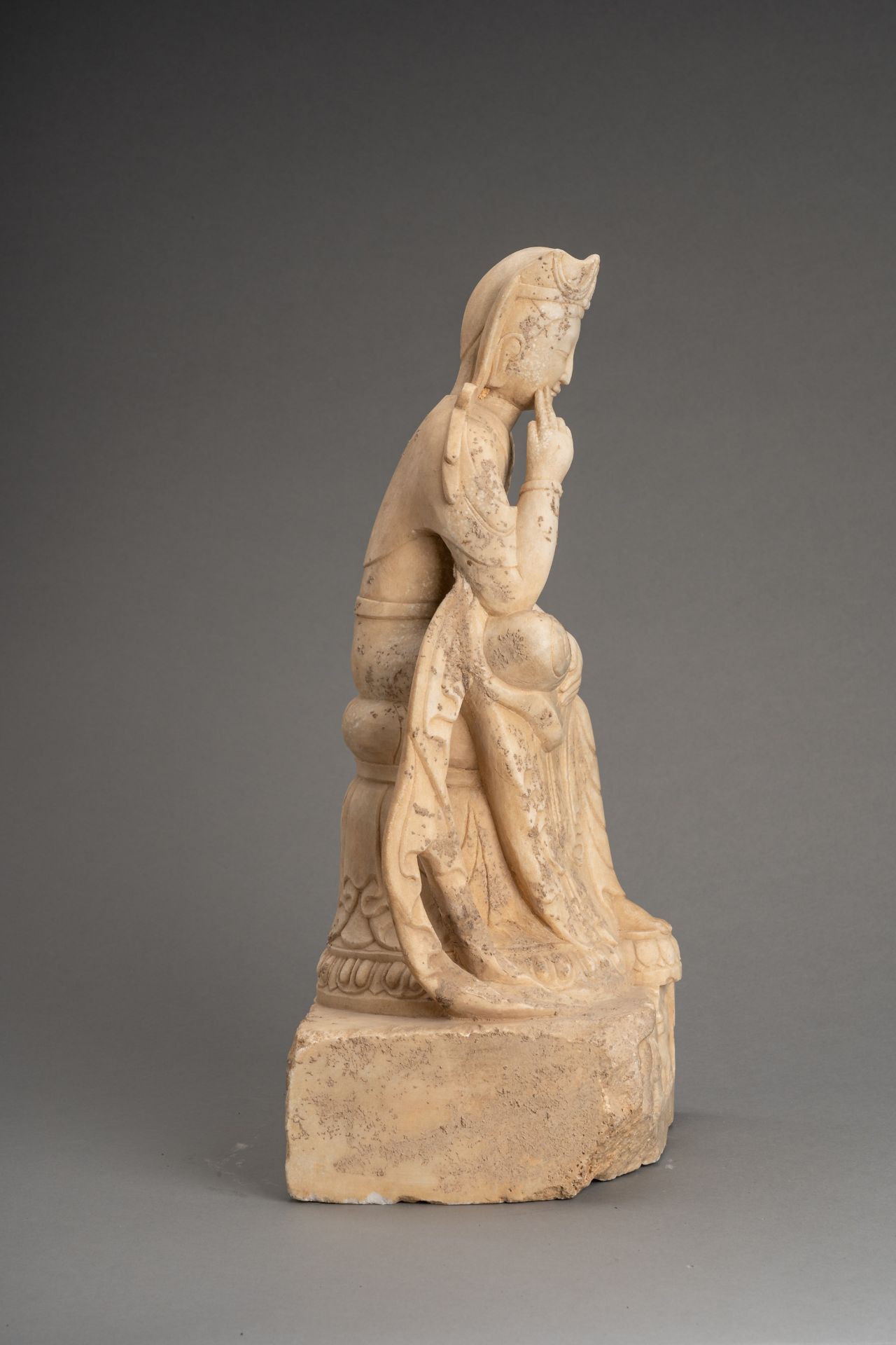 A NORTHERN QI STYLE MARBLE FIGURE OF GUANYIN - Image 3 of 7