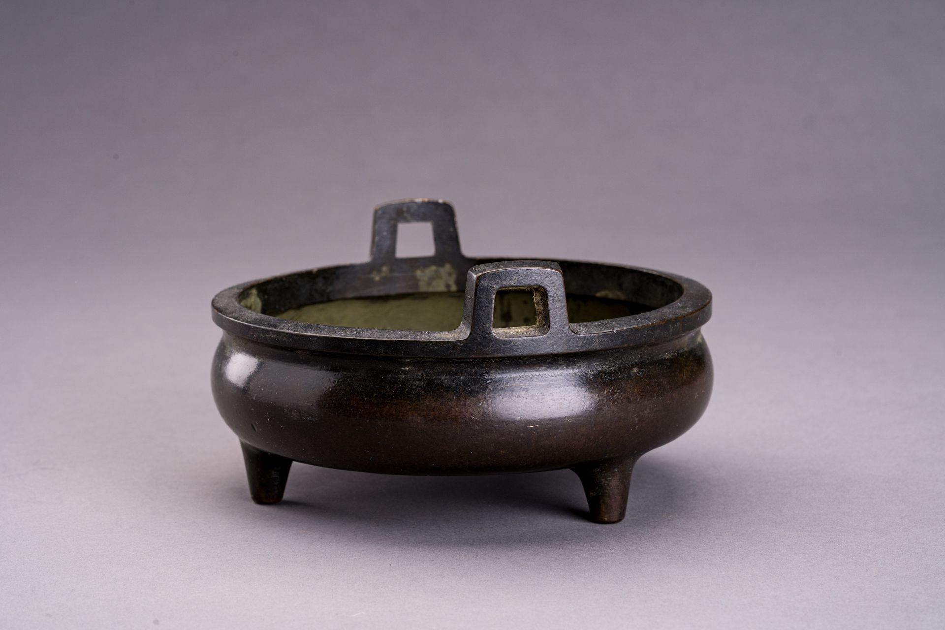 A BRONZE TRIPOD CENSER, QING - Bild 4 aus 7