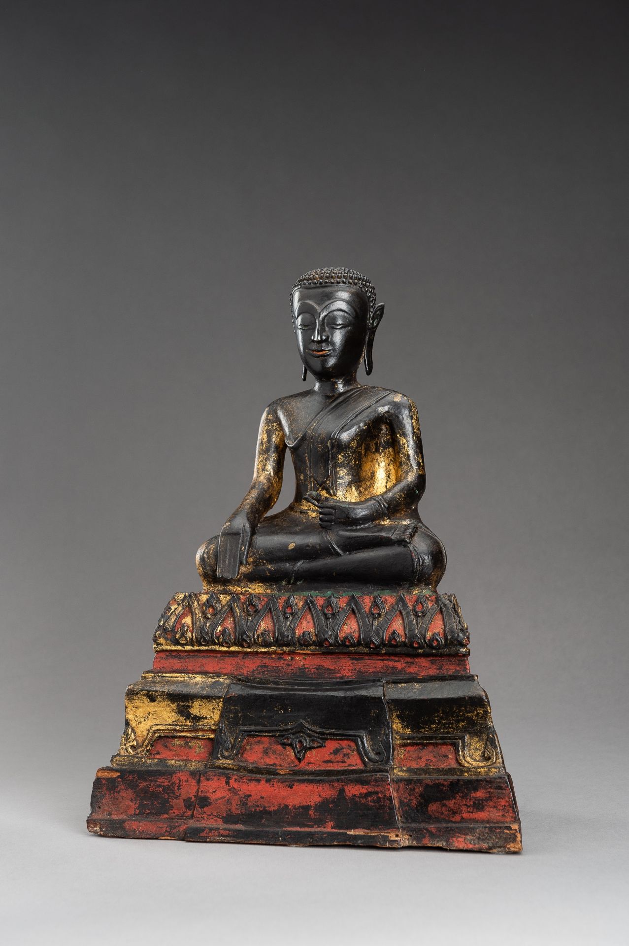 A BURMESE LACQUERED WOOD FIGURE OF BUDDHA SHAKYAMUNI - Image 7 of 11