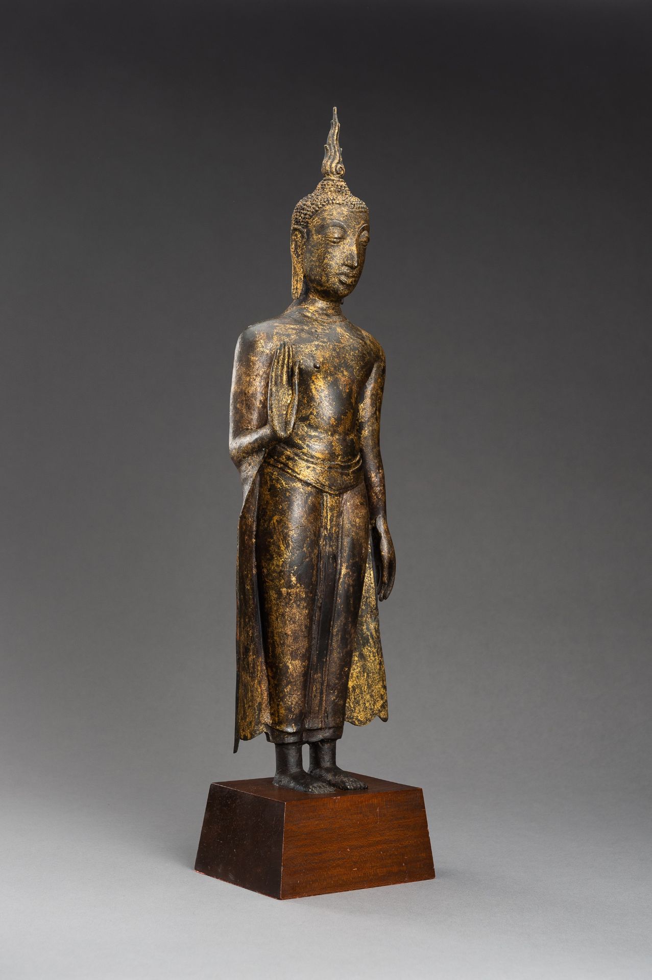 AN U-THONG STYLE LACQUER GILT BRONZE FIGURE OF BUDDHA SHAKYAMUNI - Image 8 of 10