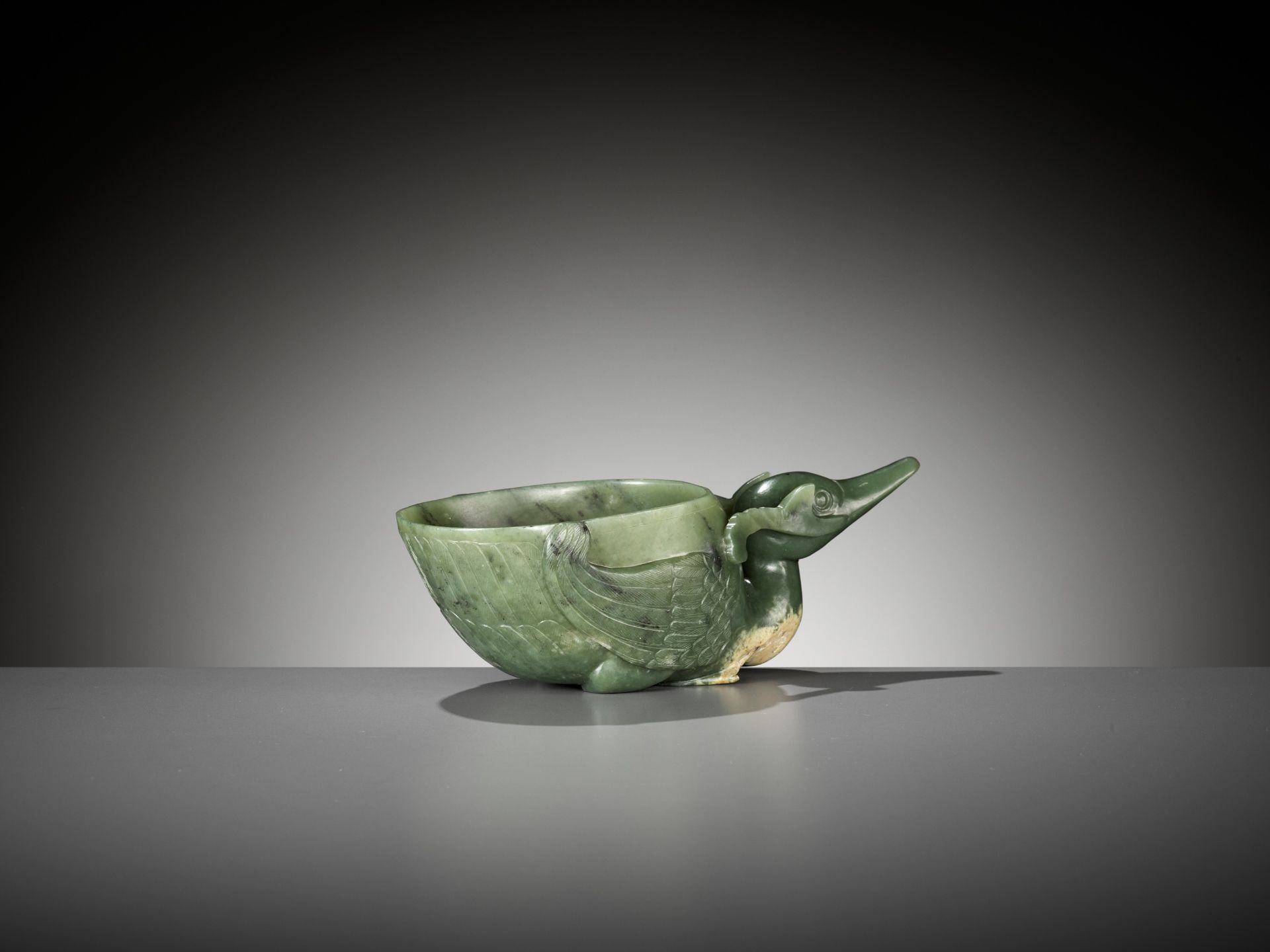 A SPINACH GREEN JADE 'DUCK' LIBATION CUP, QING DYNASTY - Bild 5 aus 9