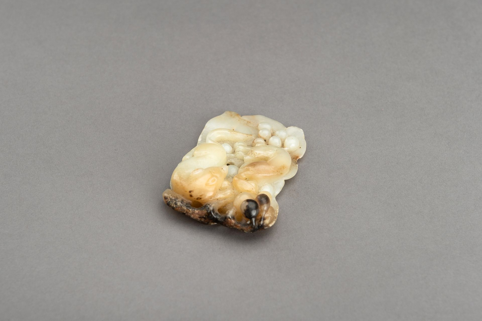 A WHITE AND RUSSET JADE PENDANT 'MONGOOSES ON GRAPES' - Image 5 of 15