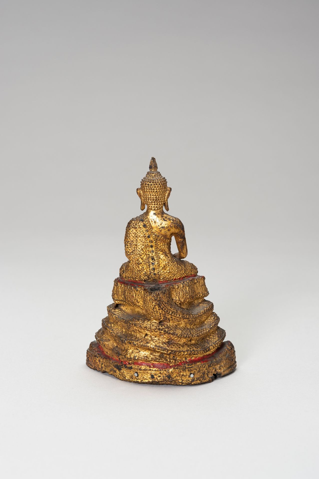 A SMALL LACQUER GILT BRONZE FIGURE OF A SEATED BUDDHA - Image 8 of 9