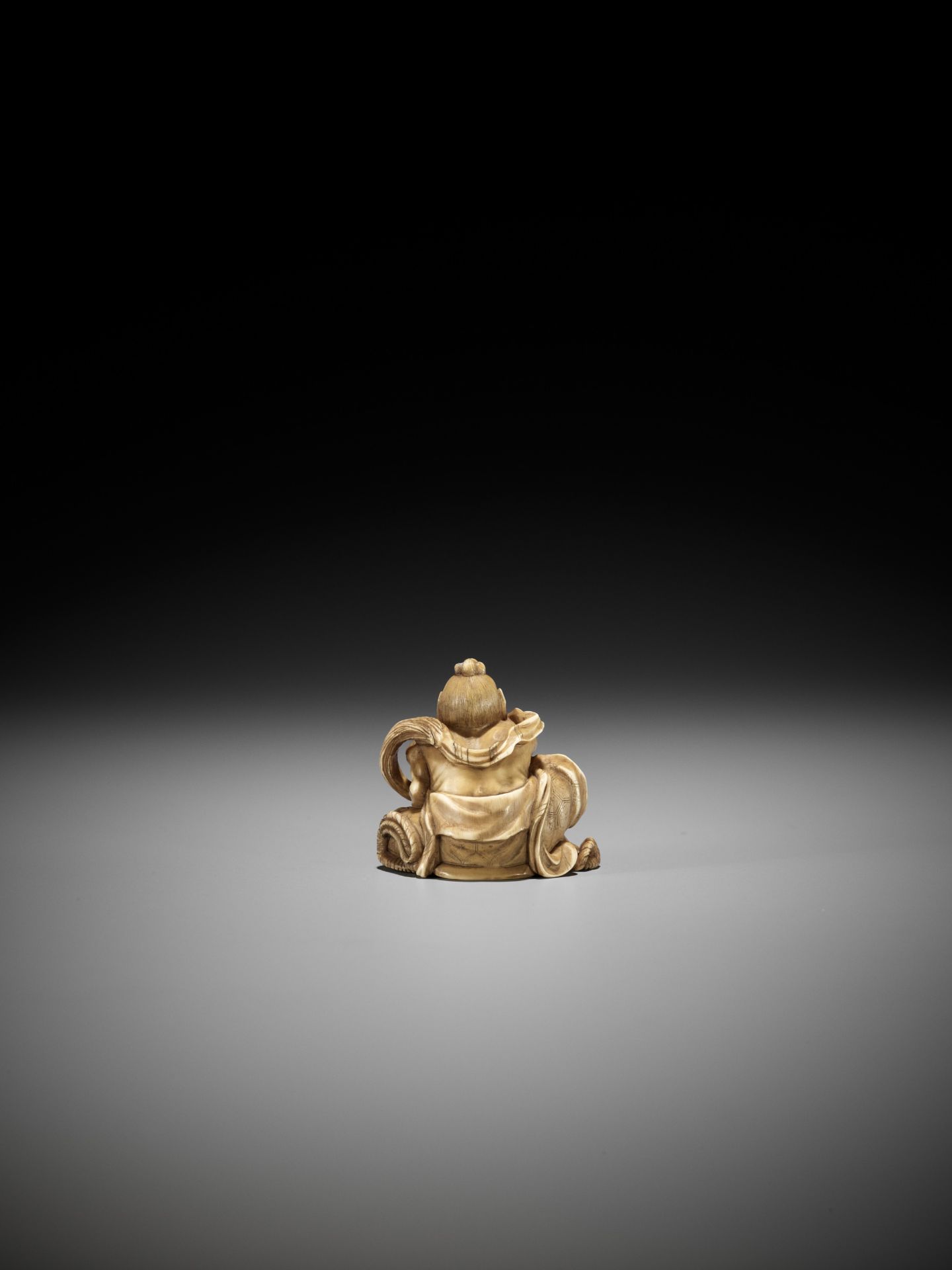 TOMOMASA: AN IVORY NETSUKE OF NIO BRAIDING A SANDAL - Bild 6 aus 11