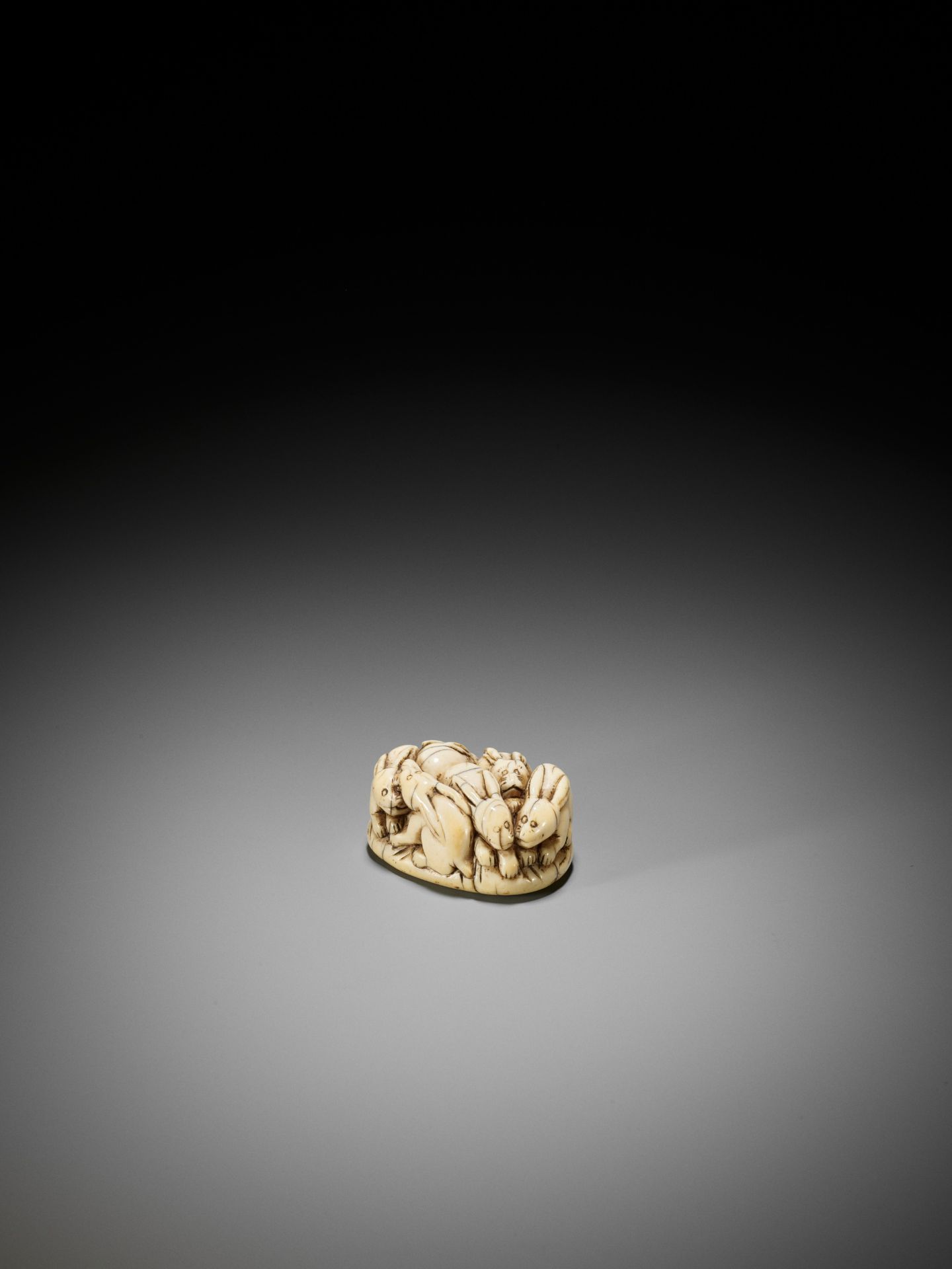A RARE IVORY NETSUKE OF A PILE OF RABBITS - Image 2 of 8