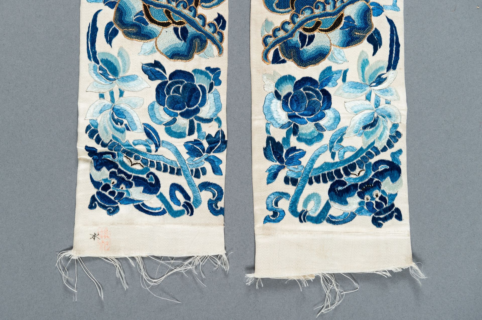 A PAIR OF 'AUSPICIOUS FLOWERS' SILK SLEEVE BANDS, QING - Bild 7 aus 9