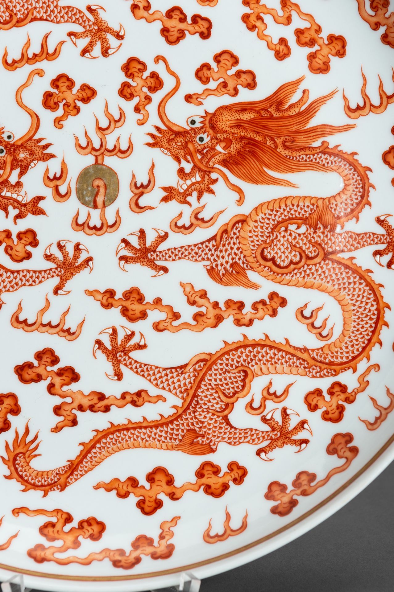 A LARGE IRON-RED 'DRAGONS' PORCELAIN DISH - Image 4 of 9