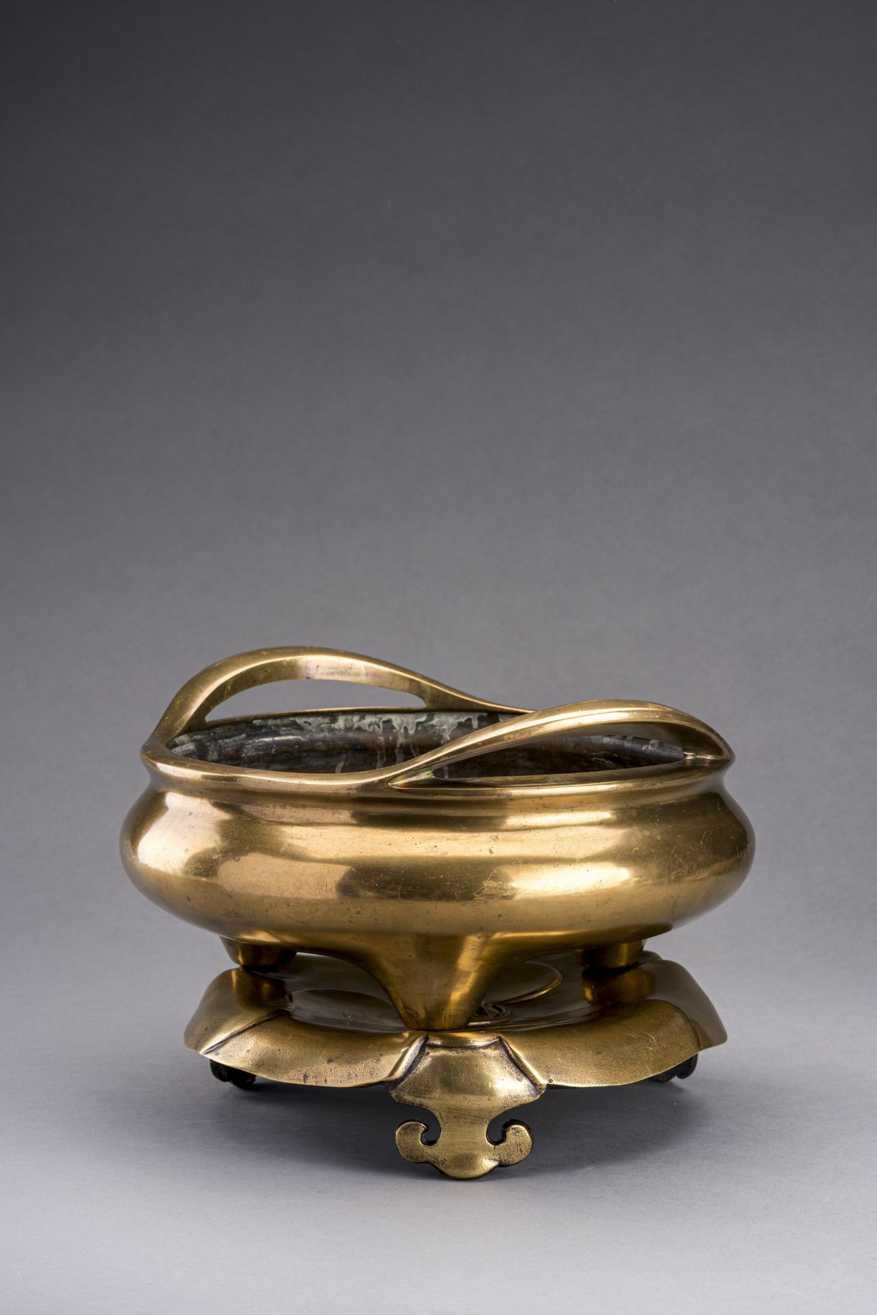 A LARGE GILT-BRONZE TRIPOD CENSER WITH MATCHING STAND, QING - Bild 3 aus 10