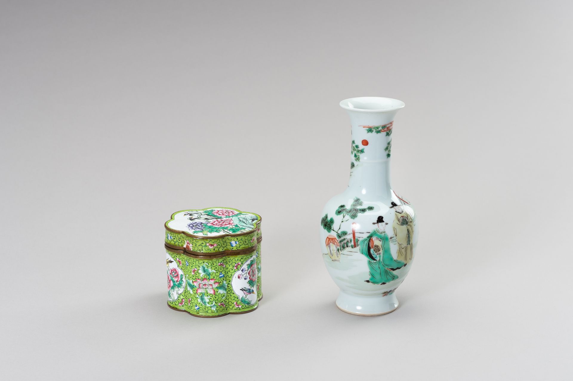 A LOBED ENAMEL BOX AND A FAMILLE VERTE VASE - Image 5 of 12
