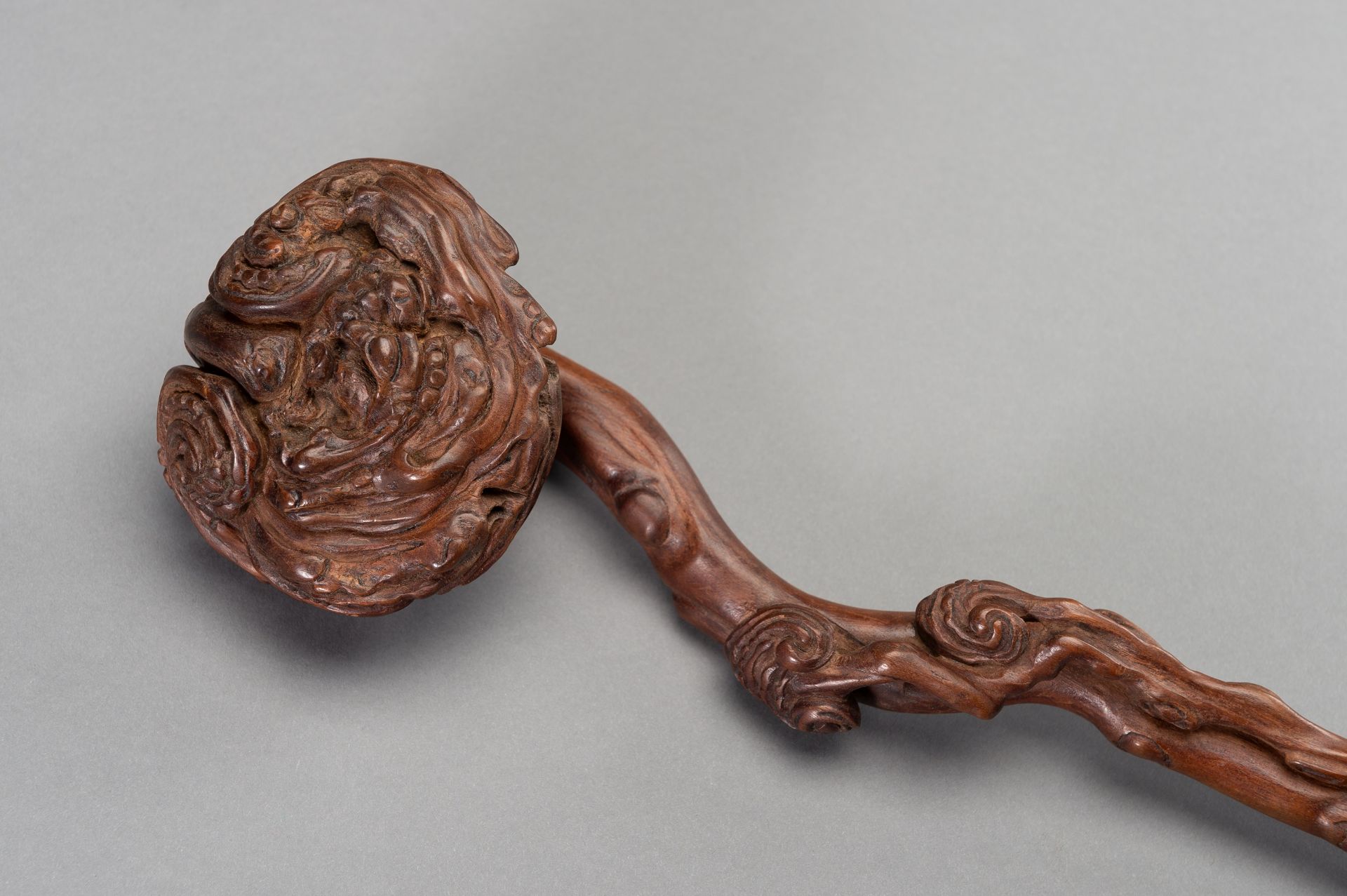 A HARDWOOD RUYI SCEPTER - Bild 2 aus 11