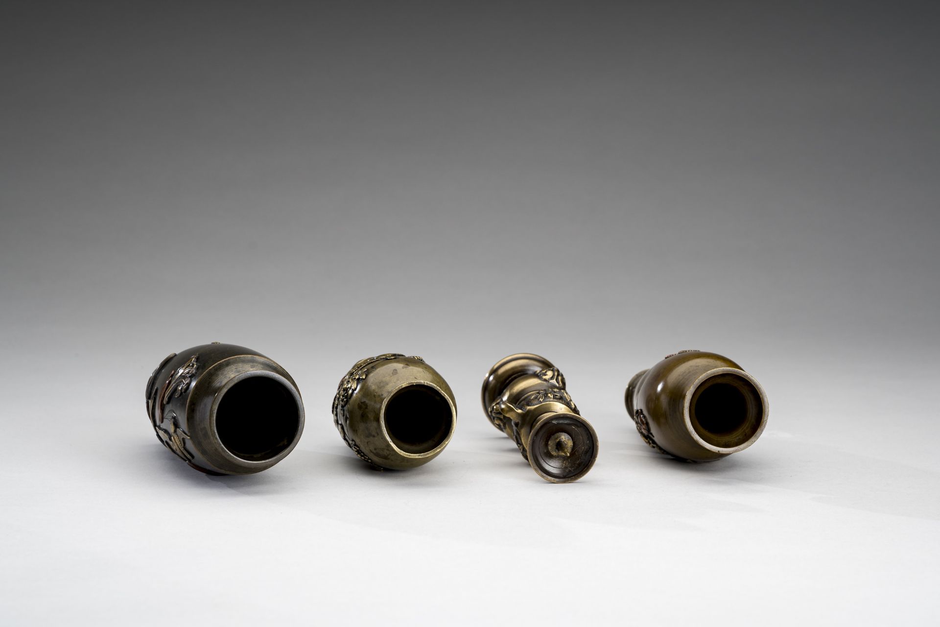 A LOT WITH THREE MIXED METAL VASES AND A CANDLESTICK, MEIJI - Image 10 of 11