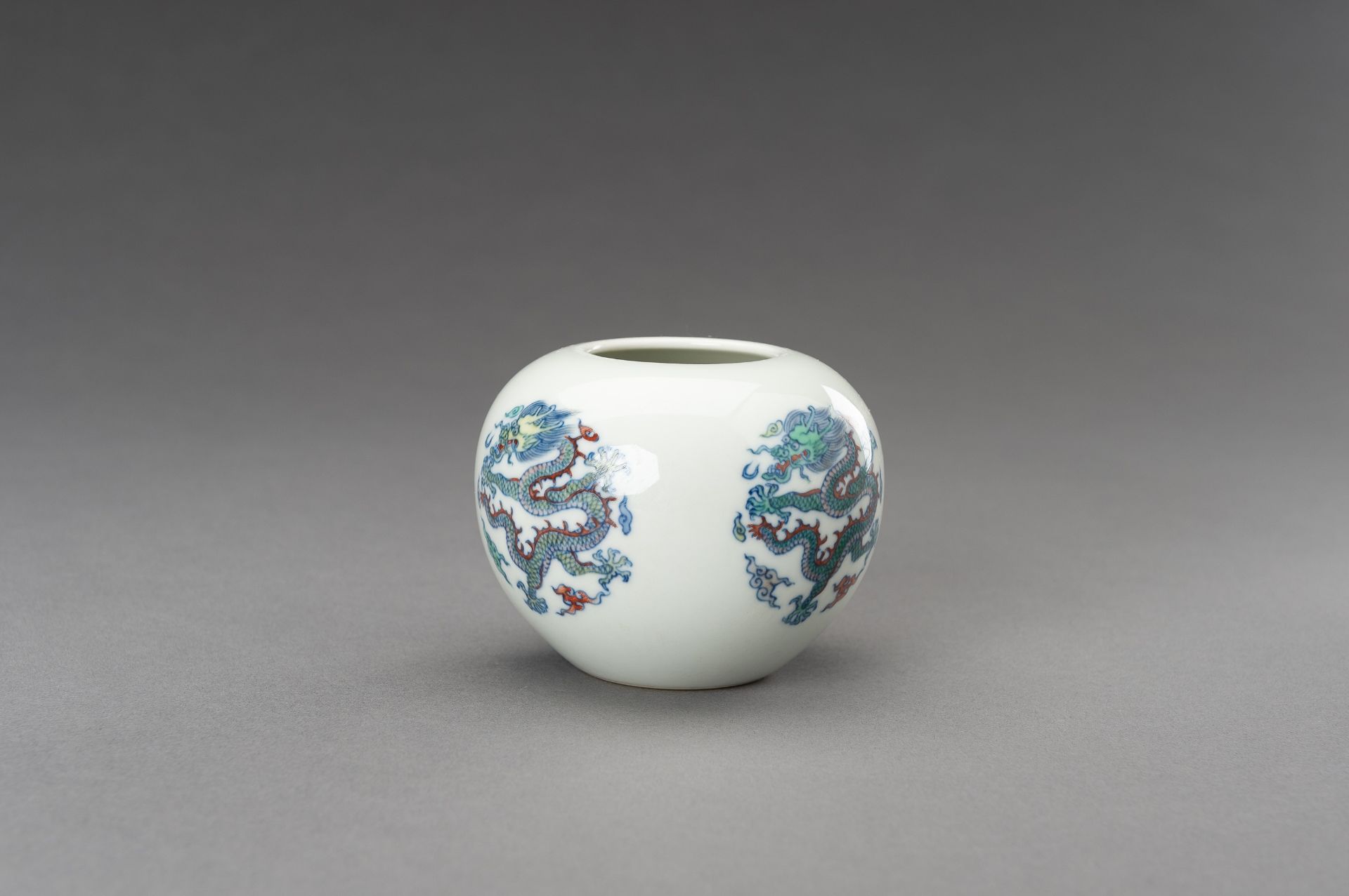 A DOUCAI 'DRAGON' PORCELAIN BRUSHWASHER, 1930s - Image 7 of 12