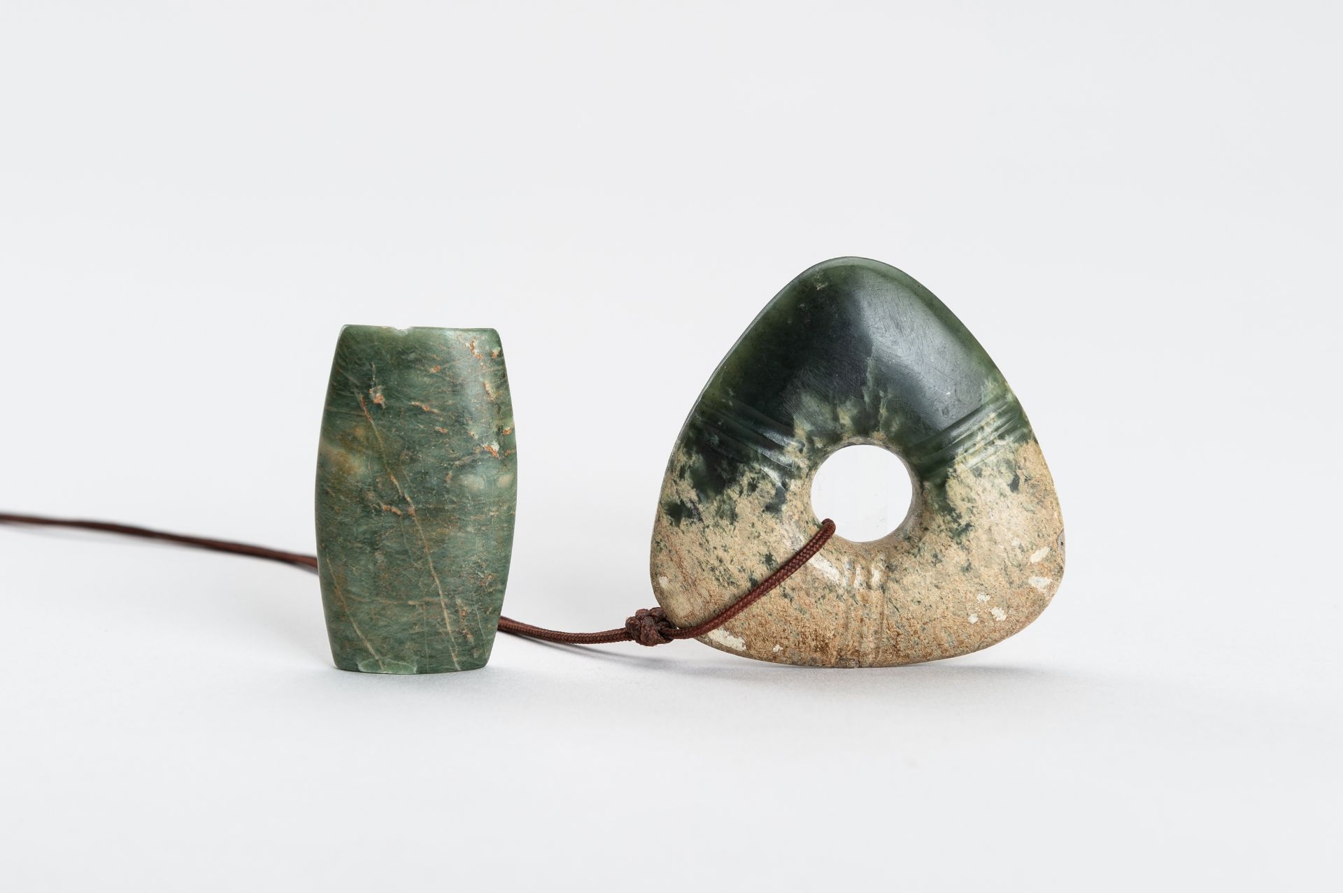 AN ARCHAISTIC LOT WITH A JADE AND A SERPENTINE PENDANT - Bild 7 aus 9