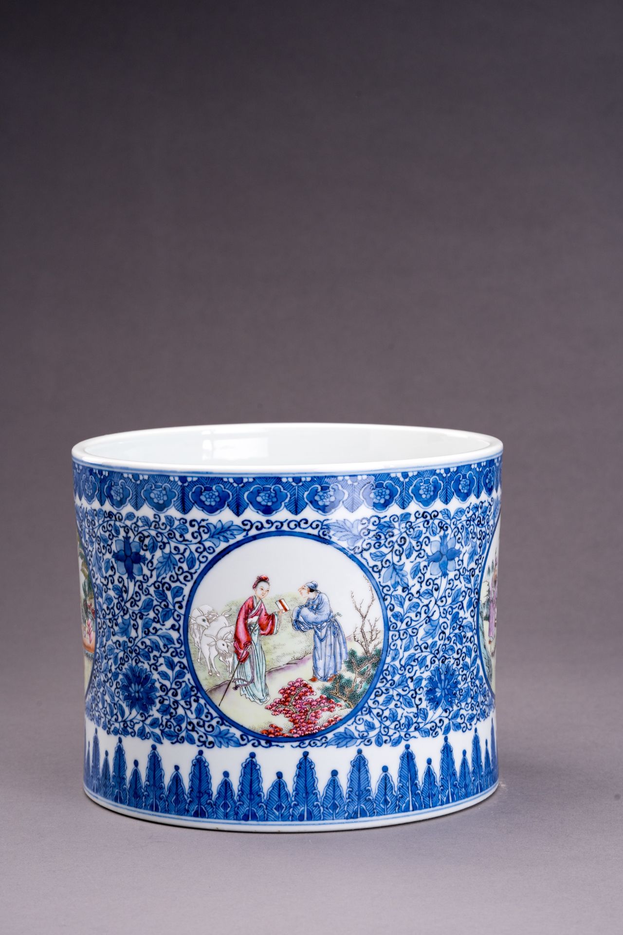 AN UNDERGLAZE BLUE AND POLYCHROME ENAMELED PORCELAIN BRUSHPOT - Image 4 of 7