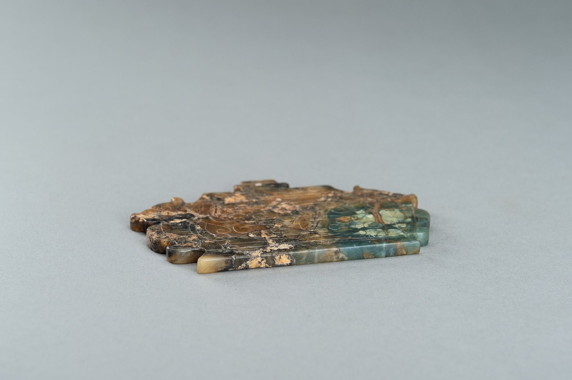 AN ARCHAISTIC JADE PLAQUE WITH CHILONG - Image 3 of 8