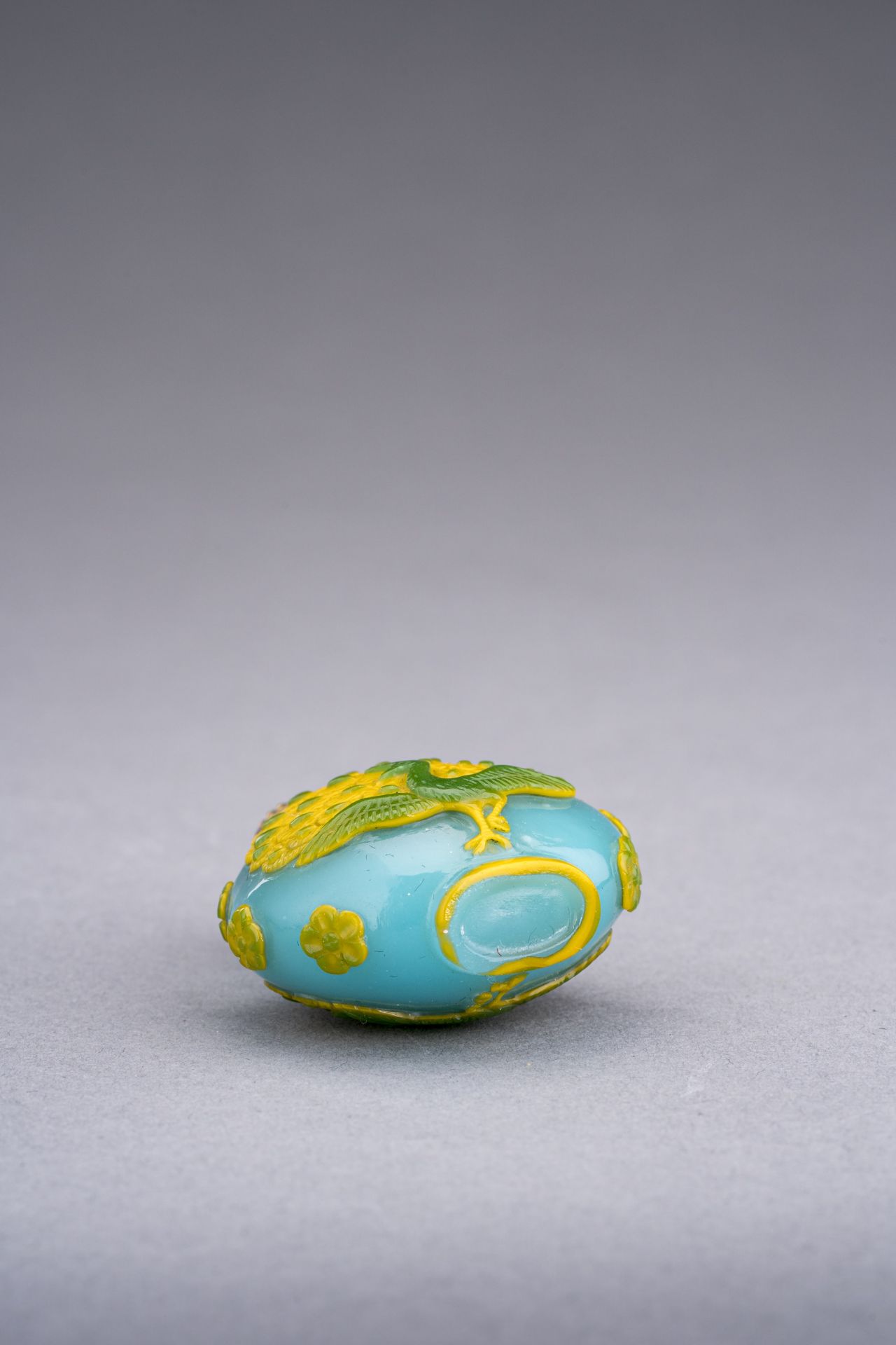 A YELLOW OVERLAY TURQUOISE GLASS 'PEACOCK' SNUFF BOTTLE - Image 6 of 6