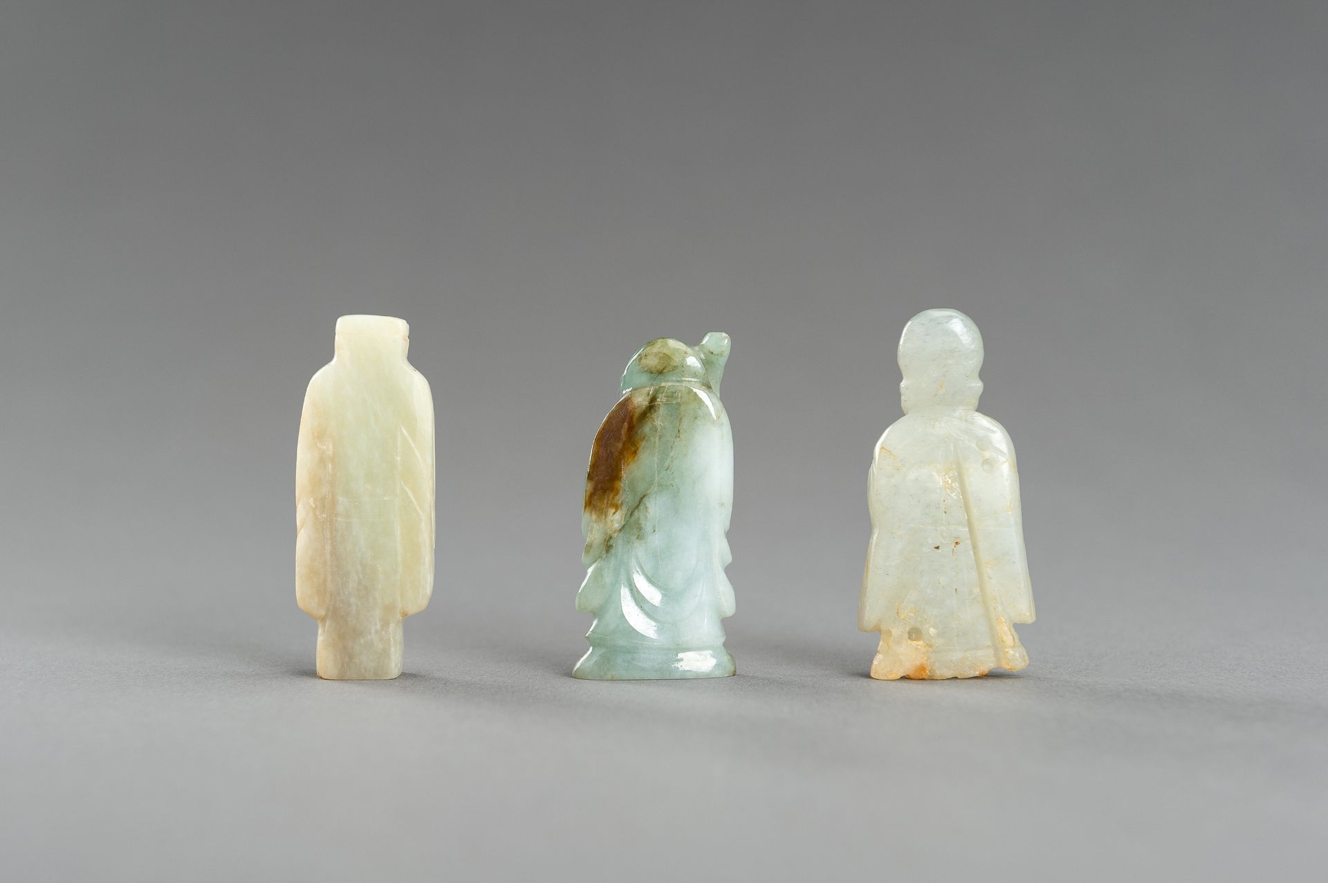 A LOT WITH THREE JADE & HARDSTONE FIGURAL PENDANTS - Image 8 of 9