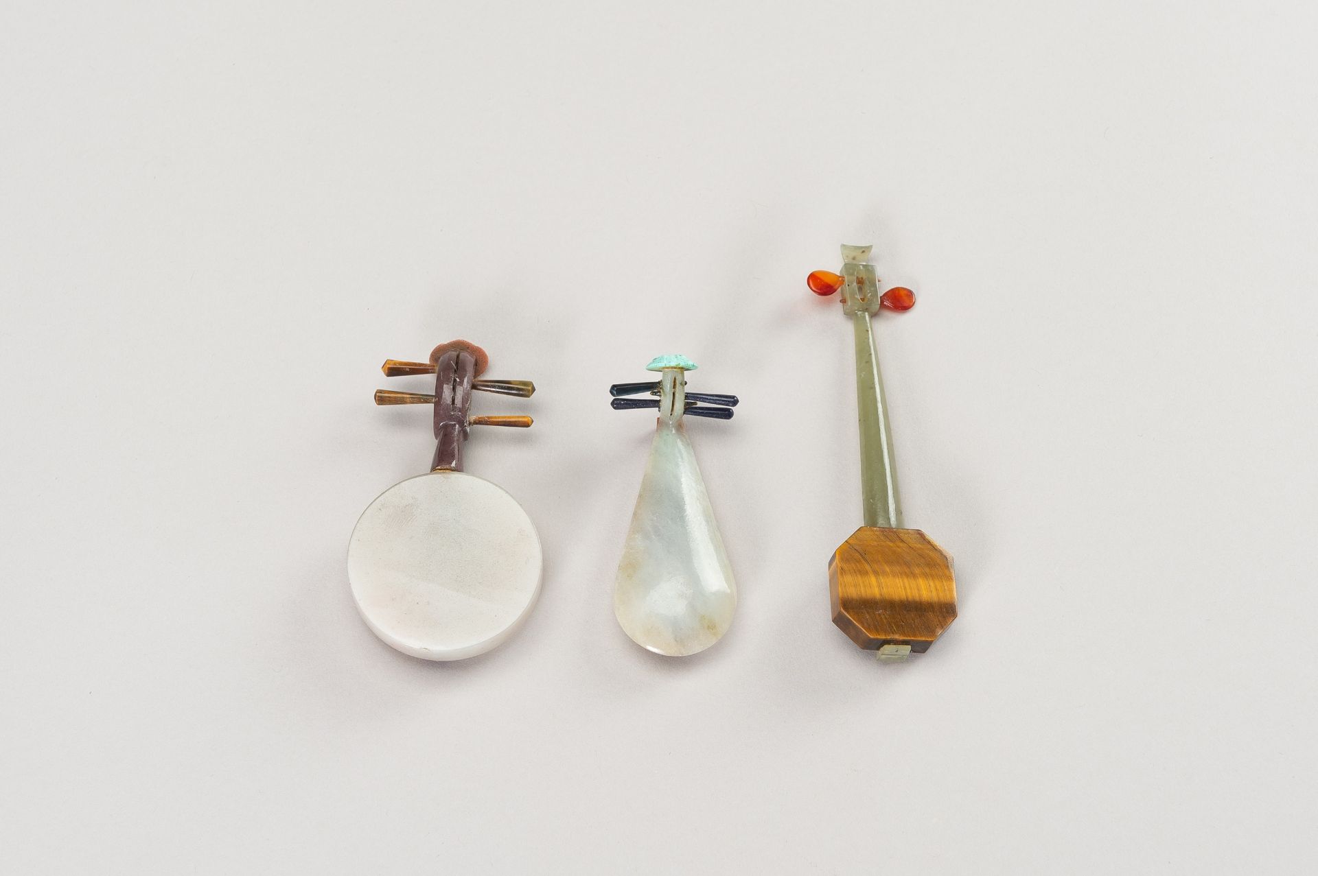 A GROUP OF EIGHT HARDSTONE MINIATURE MODELS OF MUSICAL INSTRUMENTS - Image 4 of 20