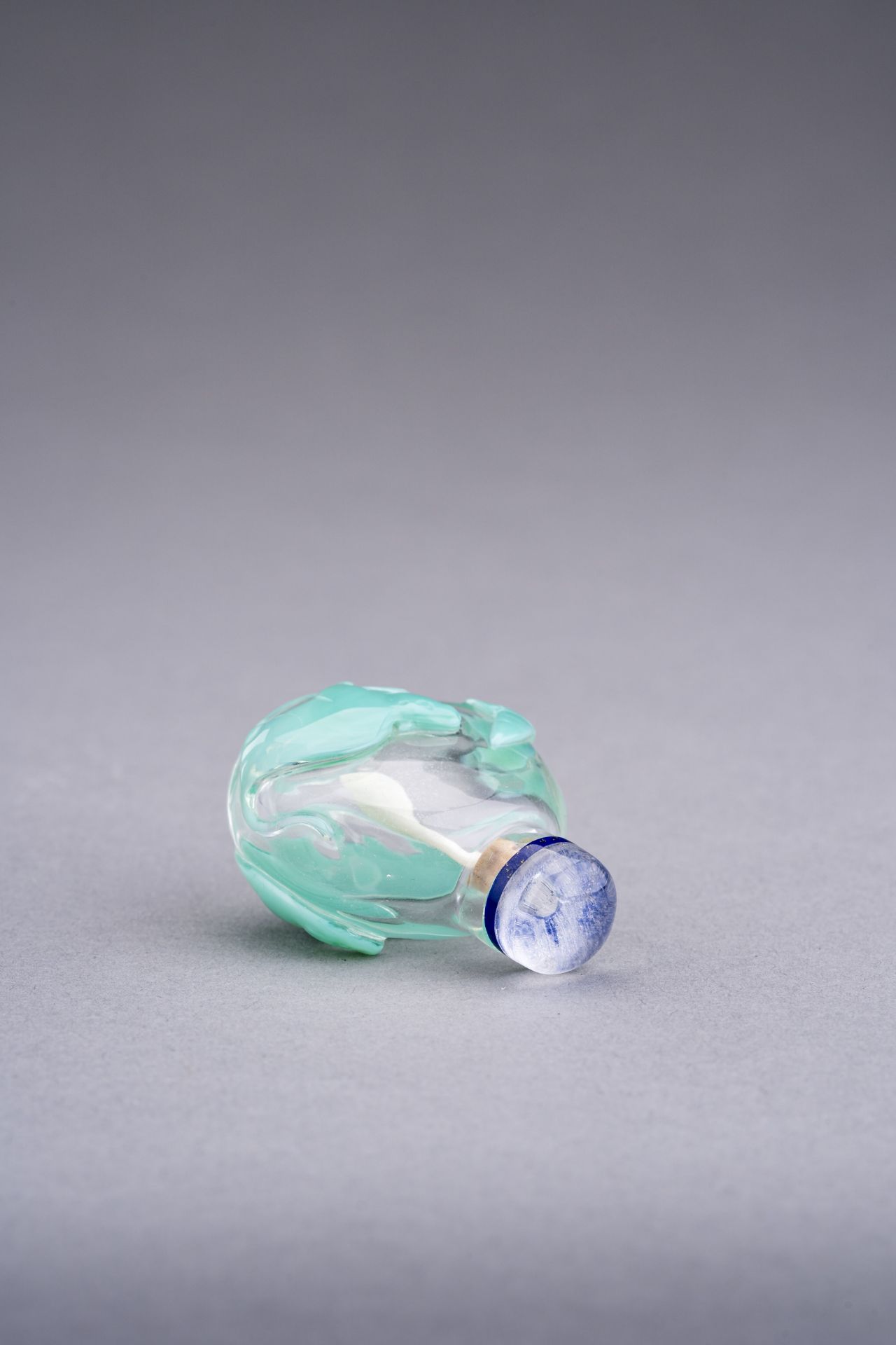 A TURQUOISE OVERLAY GLASS 'RATS' SNUFF BOTTLE, c. 1920s - Image 6 of 7