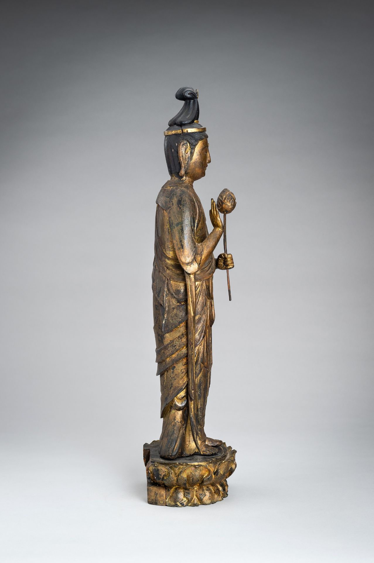 A GILT LACQUERED WOOD FIGURE OF SEISHI BOSATSU, EDO - Bild 7 aus 14