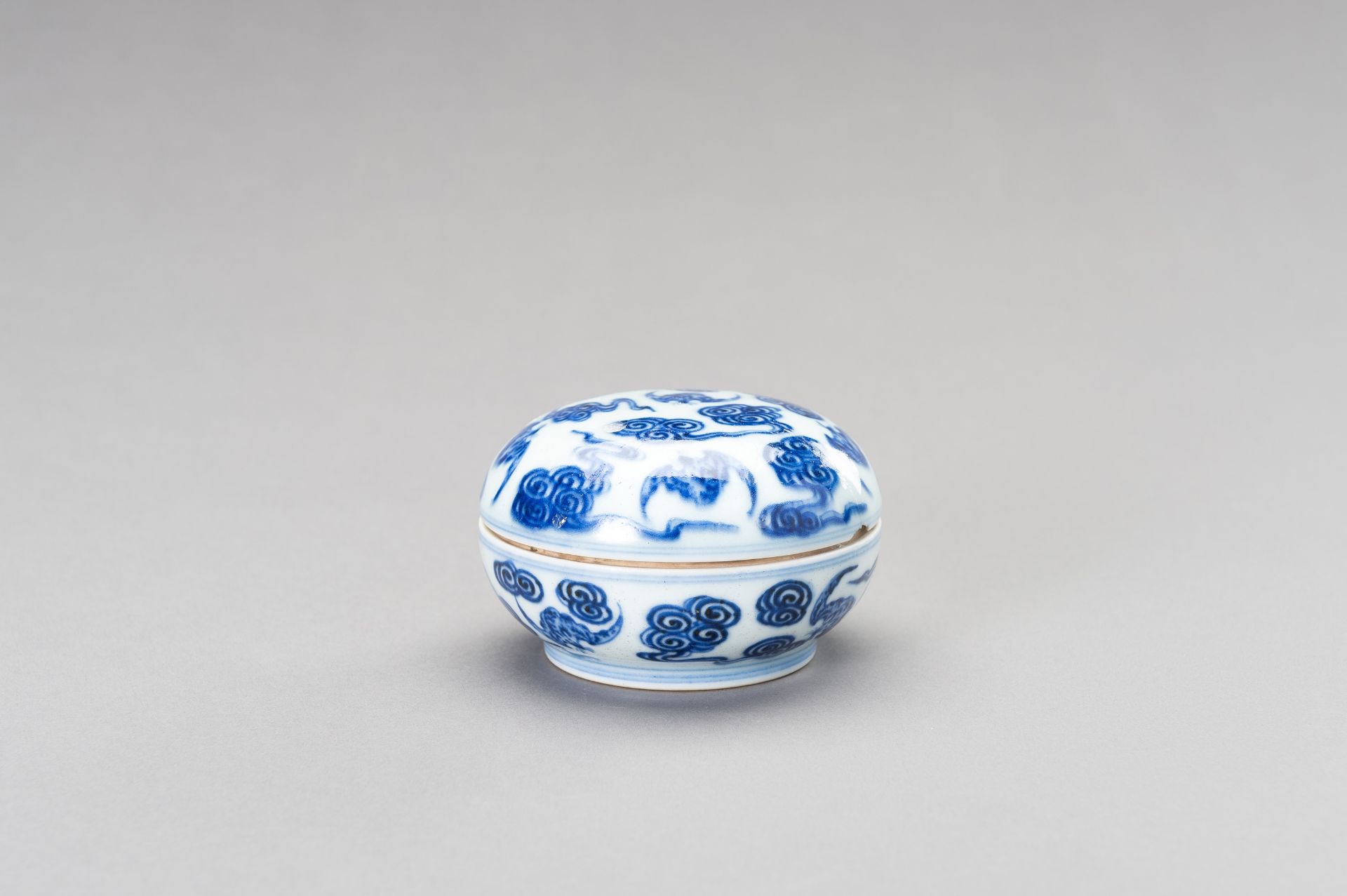 A SMALL BLUE AND WHITE PORCELAIN 'BATS' BOX AND COVER, LATE QING DYNASTY - Image 7 of 13